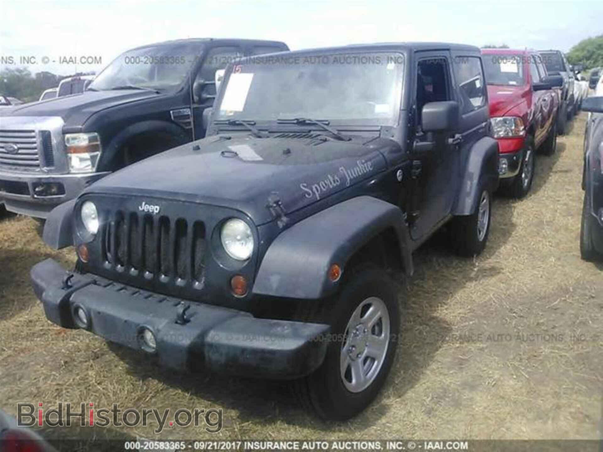 2011 Jeep Wrangler - VIN: 1J4AA2D11BL618052 - Фото 2