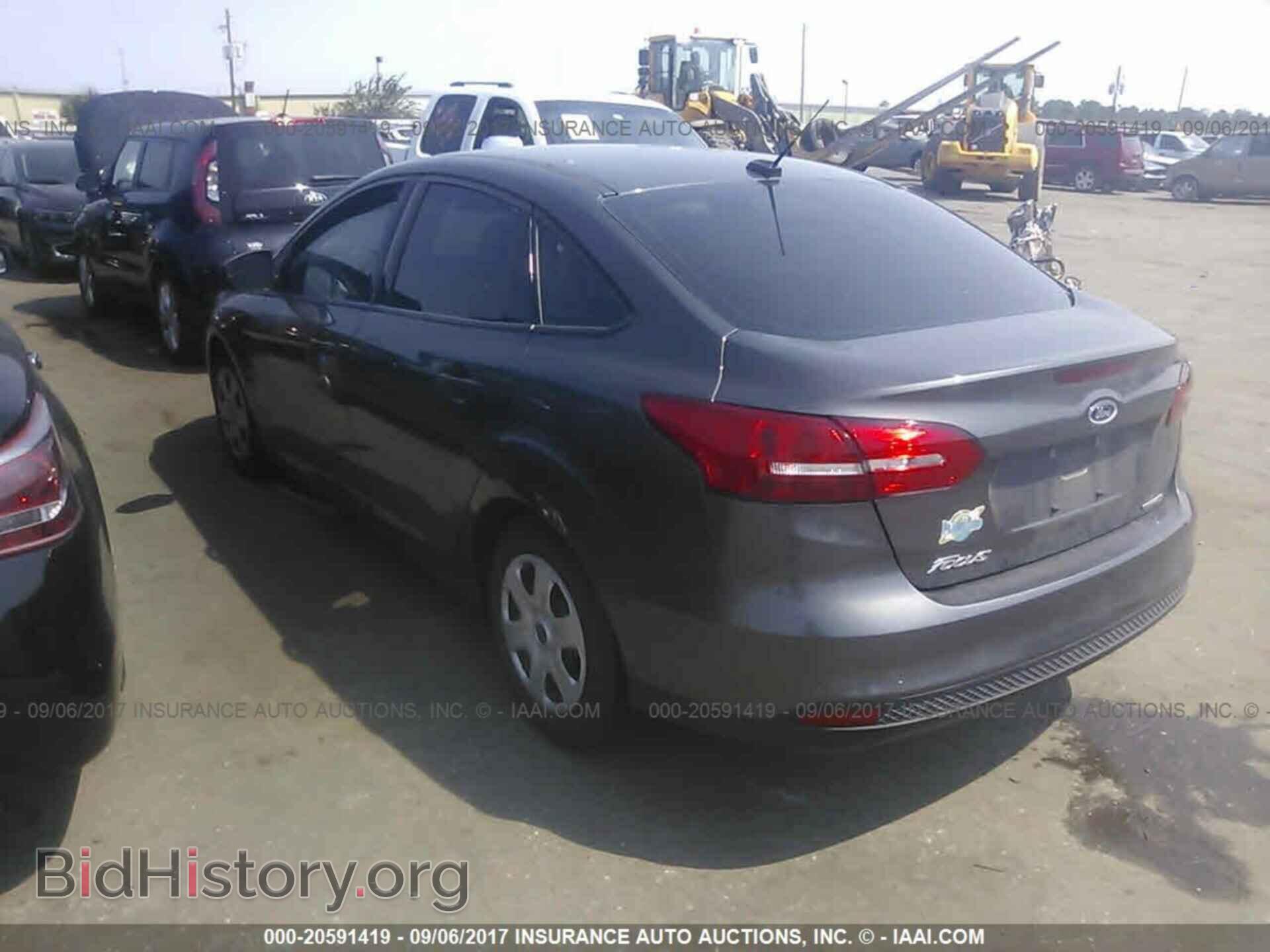 2015 Ford Focus - VIN: 1FADP3E24FL340581 - Photo 3