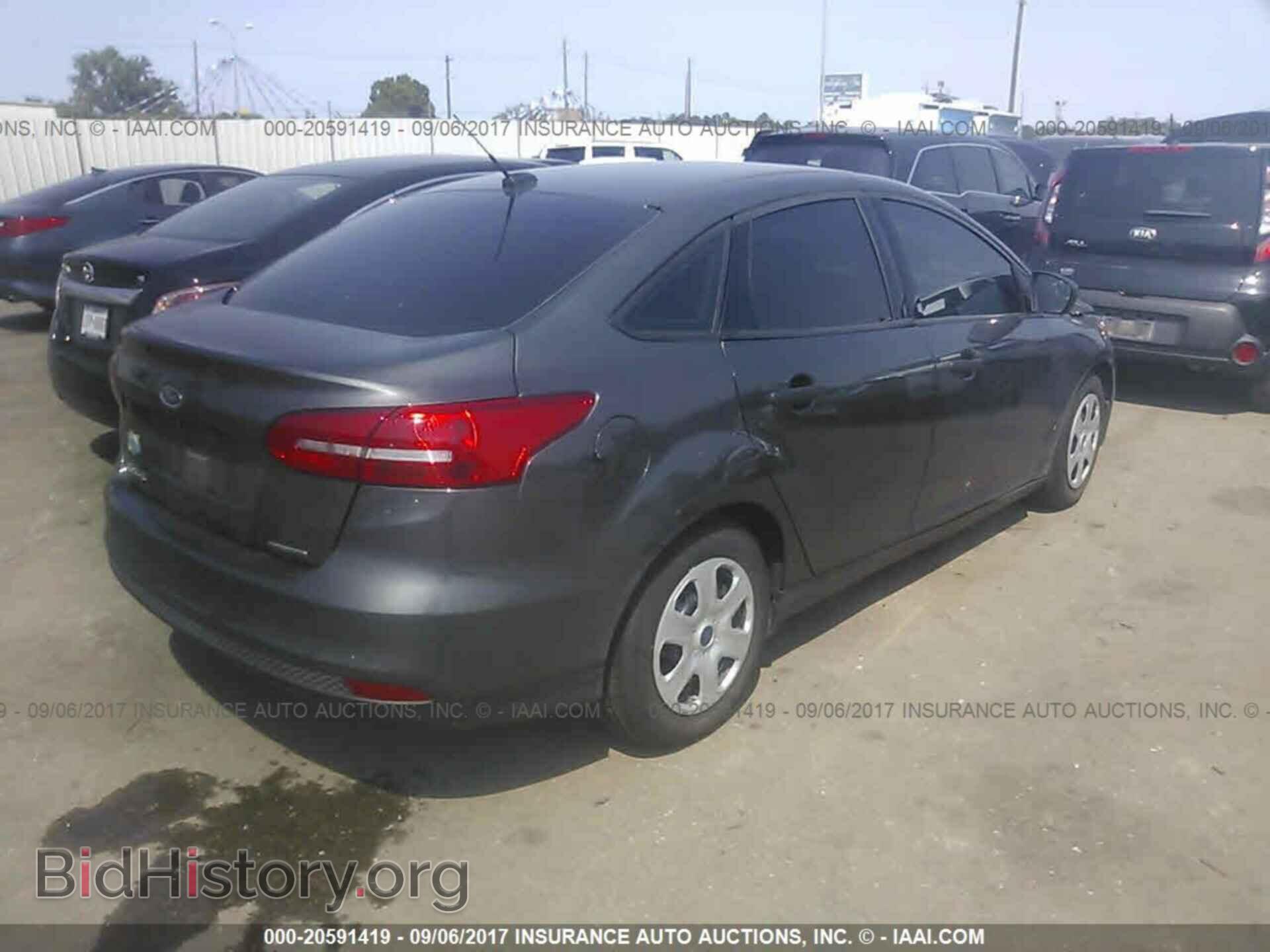 2015 Ford Focus - VIN: 1FADP3E24FL340581 - Photo 4
