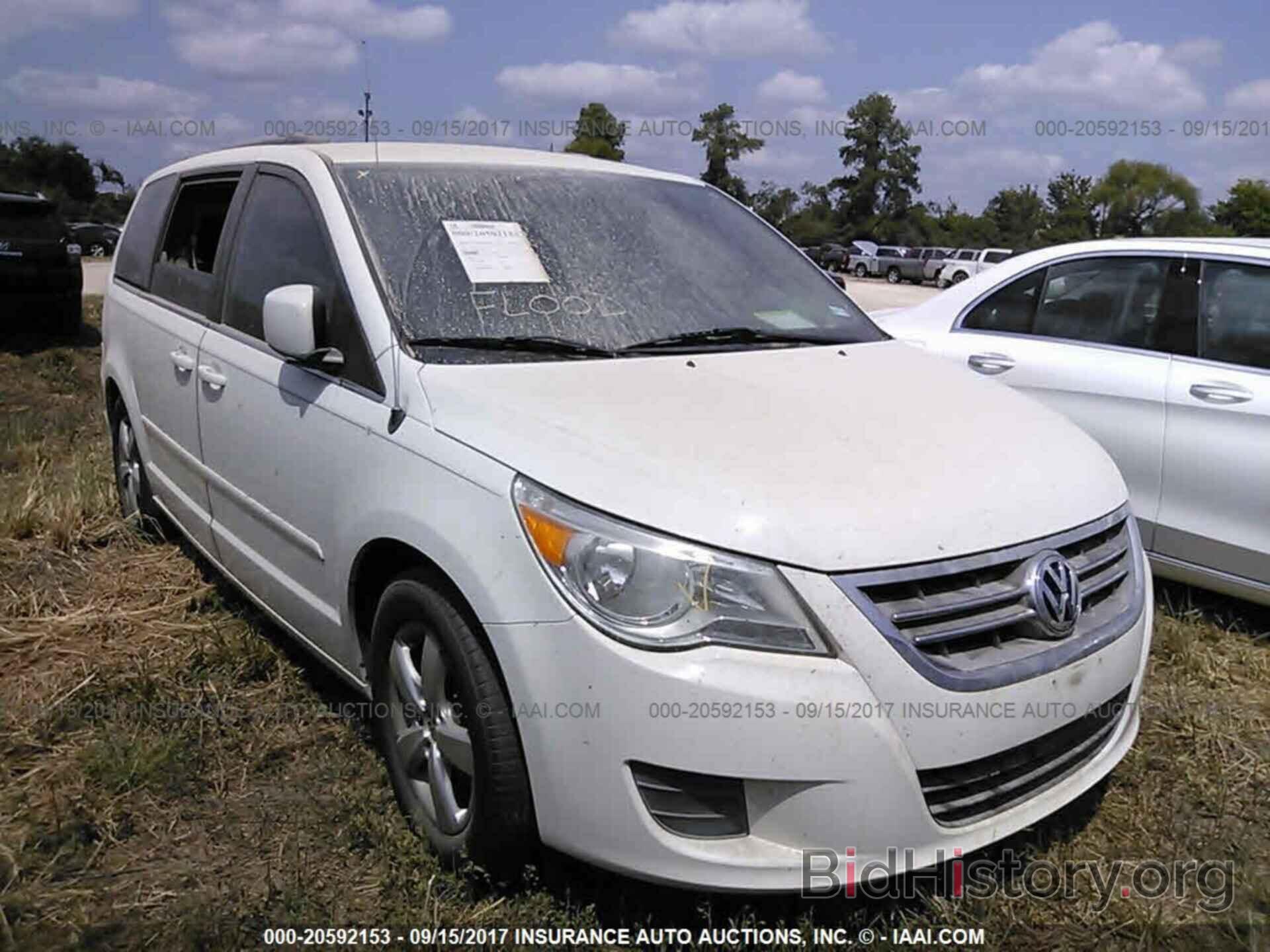 Фотография 2V4RW3DG9BR626000 - Volkswagen Routan 2011