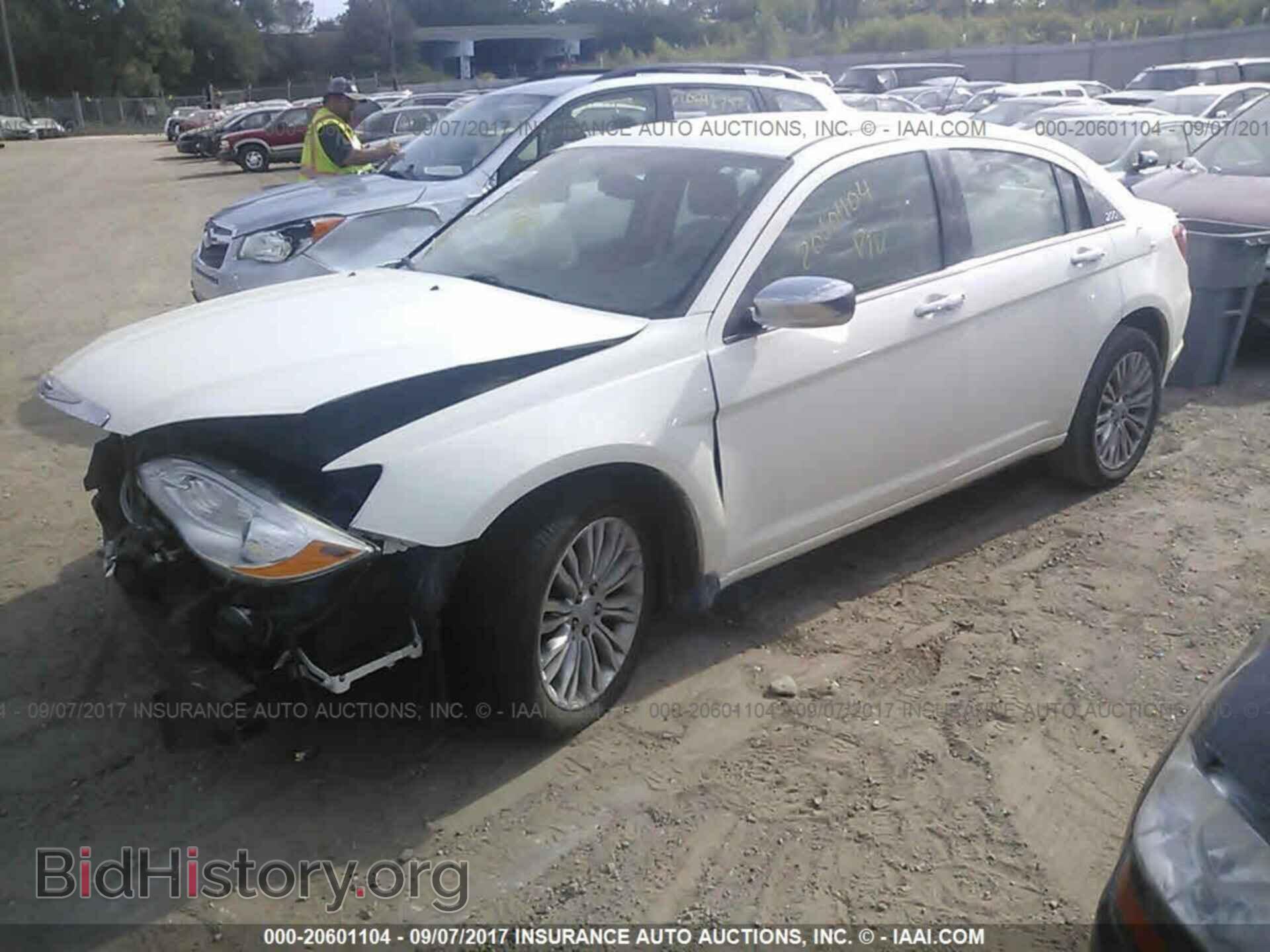 2011 Chrysler 200 - VIN: 1C3BC2FB9BN500740 - Фото 2