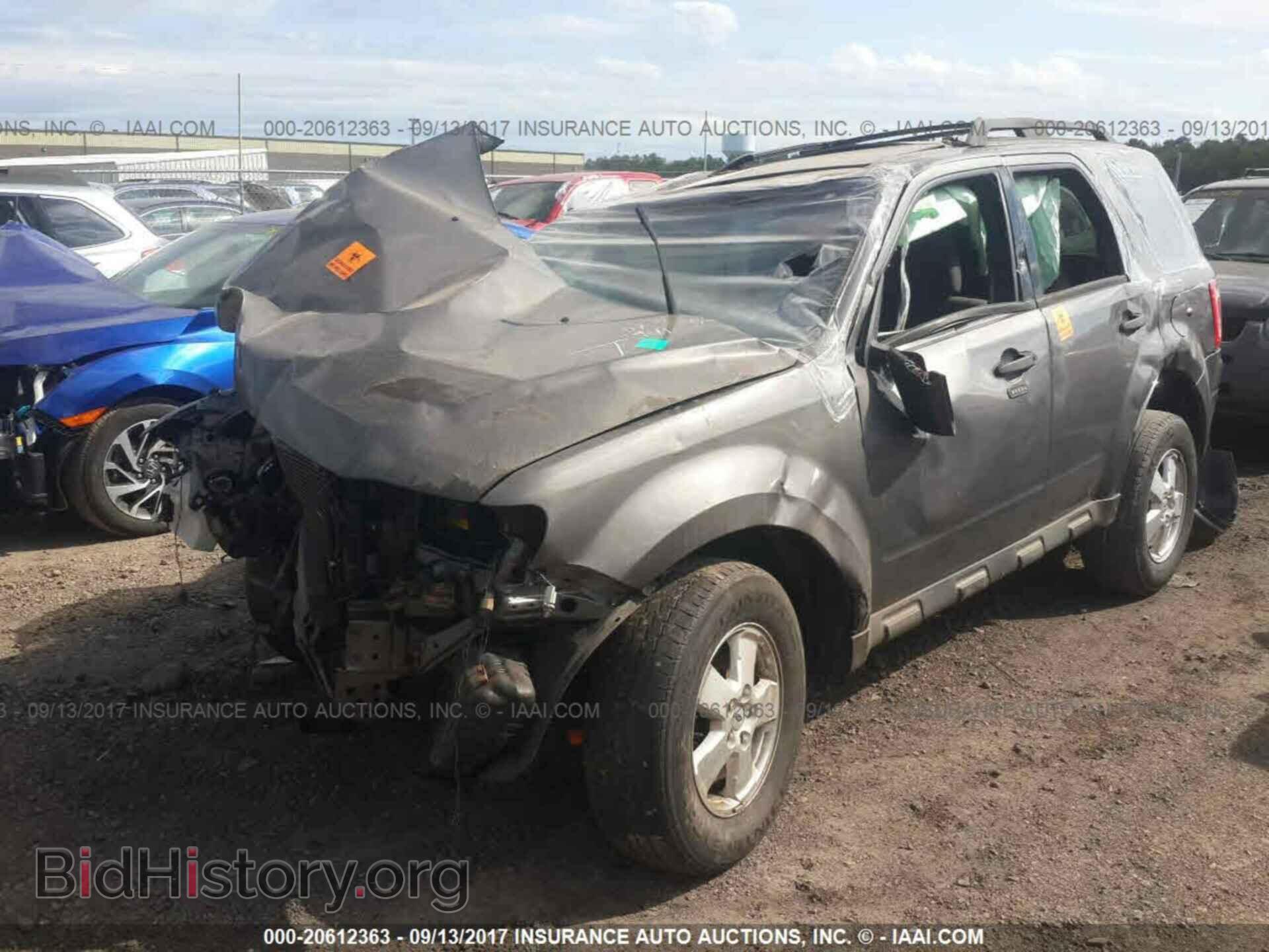 2011 Ford Escape - VIN: 1FMCU0D79BKB02165 - Фото 2