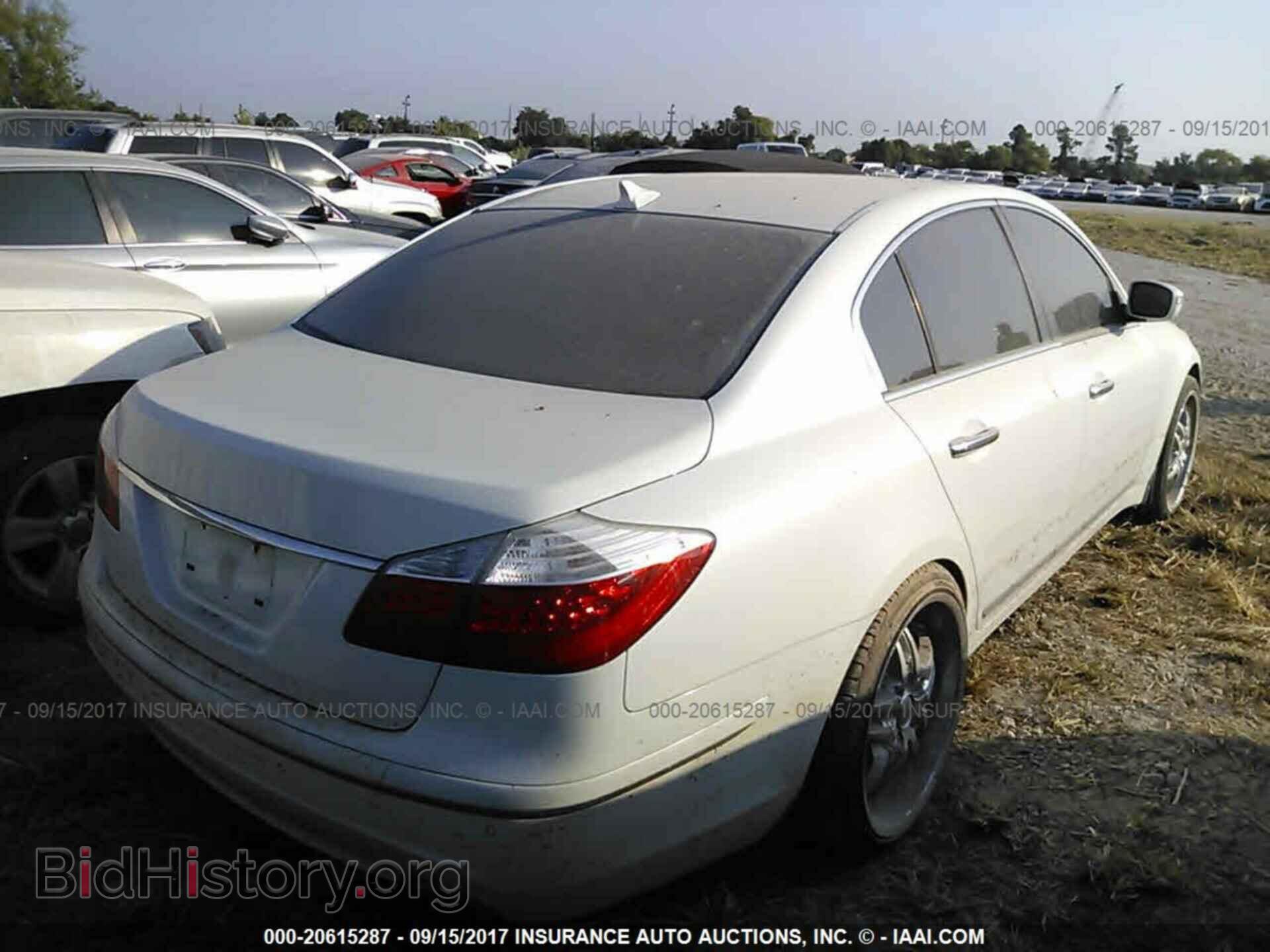 2011 Hyundai Genesis - VIN: KMHGC4DF4BU129071 - Фото 4