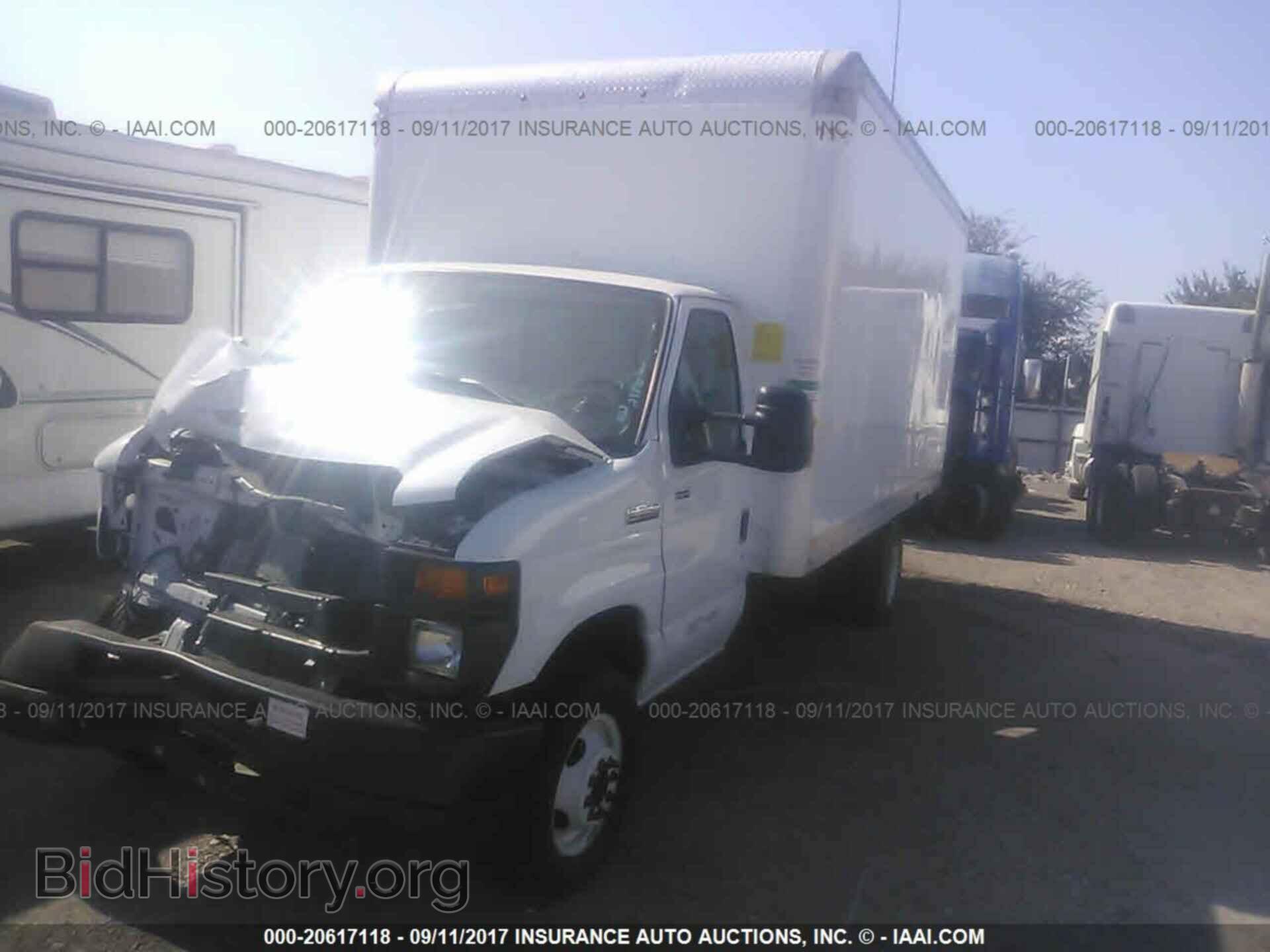 2017 Ford Econoline - VIN: 1FDWE3FS4HDC44756 - Фото 2