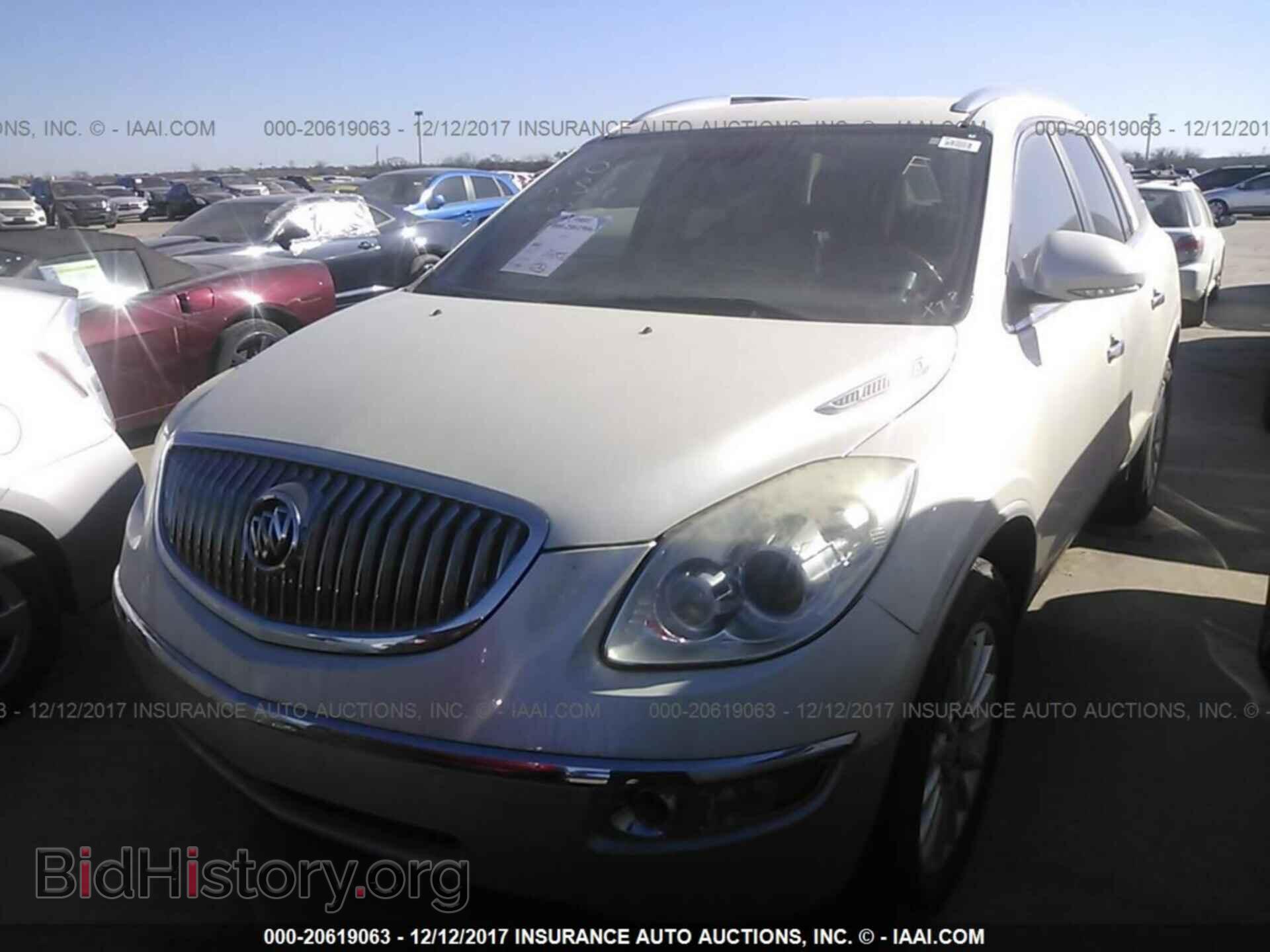 2011 Buick Enclave - VIN: 5GAKRBED3BJ275673 - Фото 2