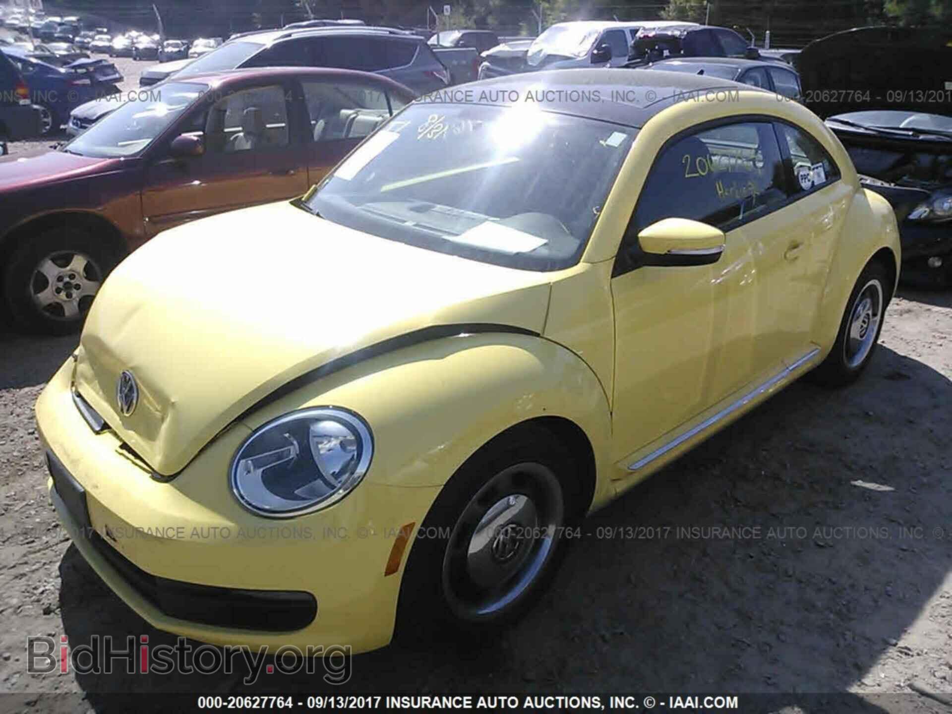 2012 Volkswagen Beetle - VIN: 3VWJX7AT8CM617730 - Фото 2