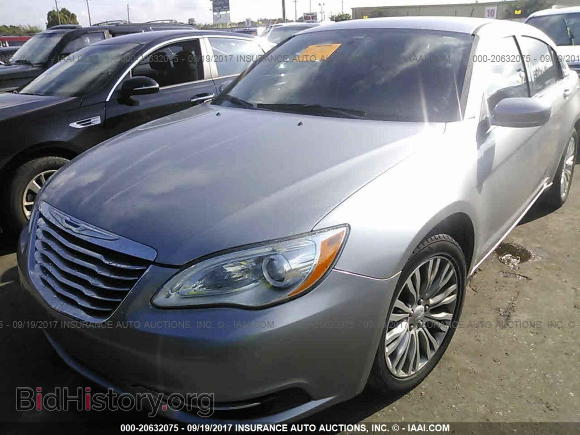 2013 Chrysler 200 - VIN: 1C3CCBBB9DN693811 - Фото 2