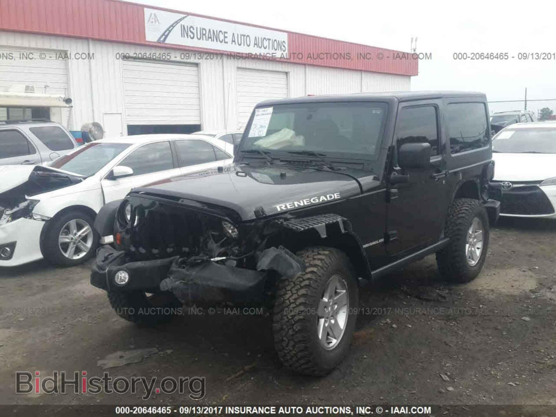 2011 Jeep Wrangler - VIN: 1J4AA2D16BL636143 - Фото 2