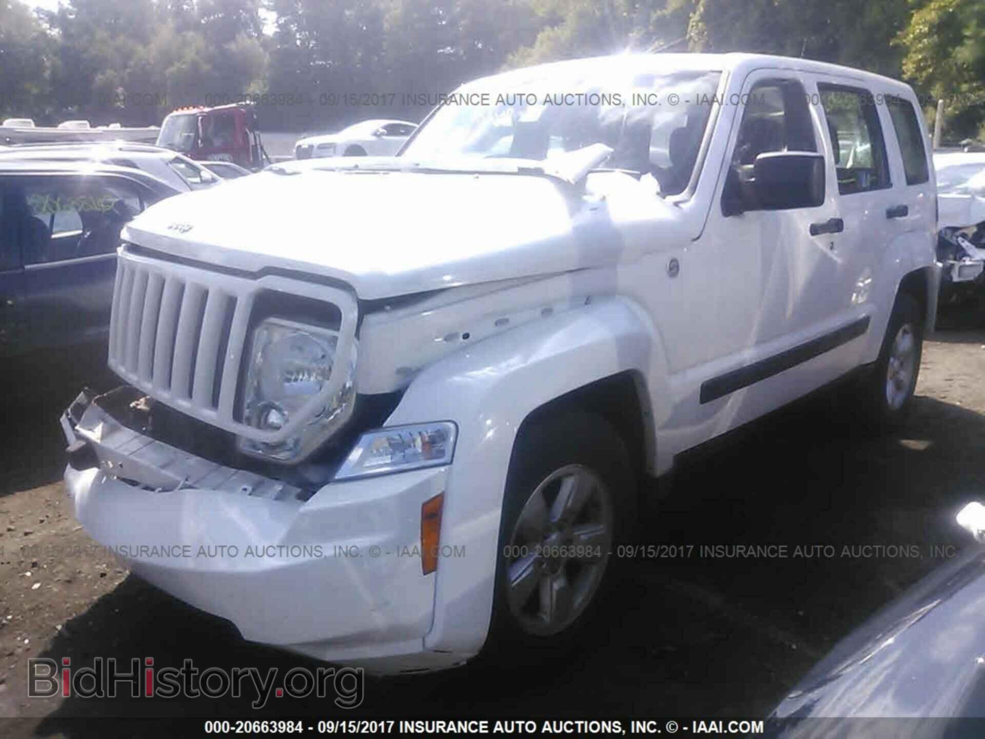 2011 Jeep Liberty - VIN: 1J4PN2GK2BW521069 - Фото 2