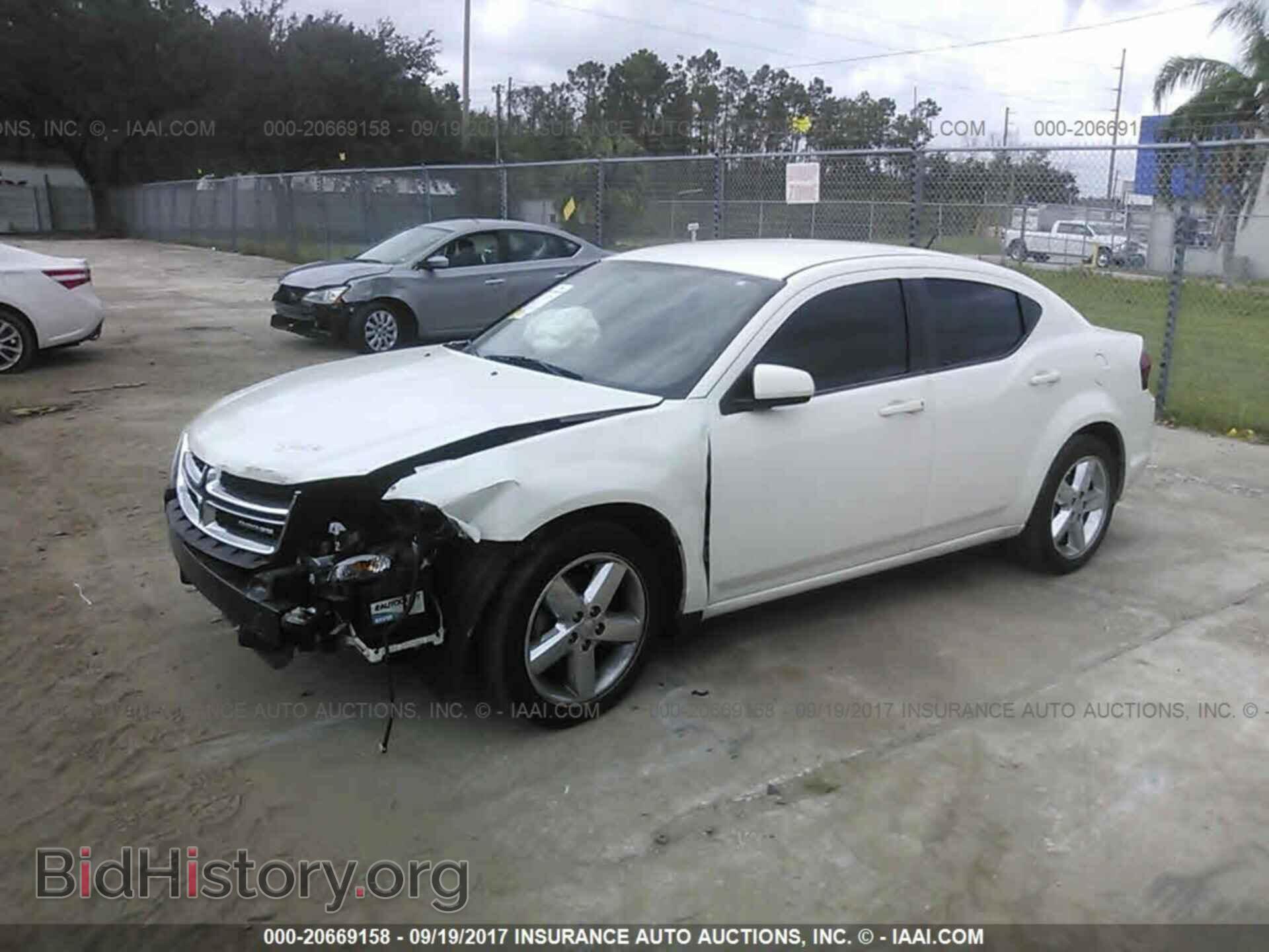 2011 Dodge Avenger - VIN: 1B3BD2FB2BN524033 - Фото 2