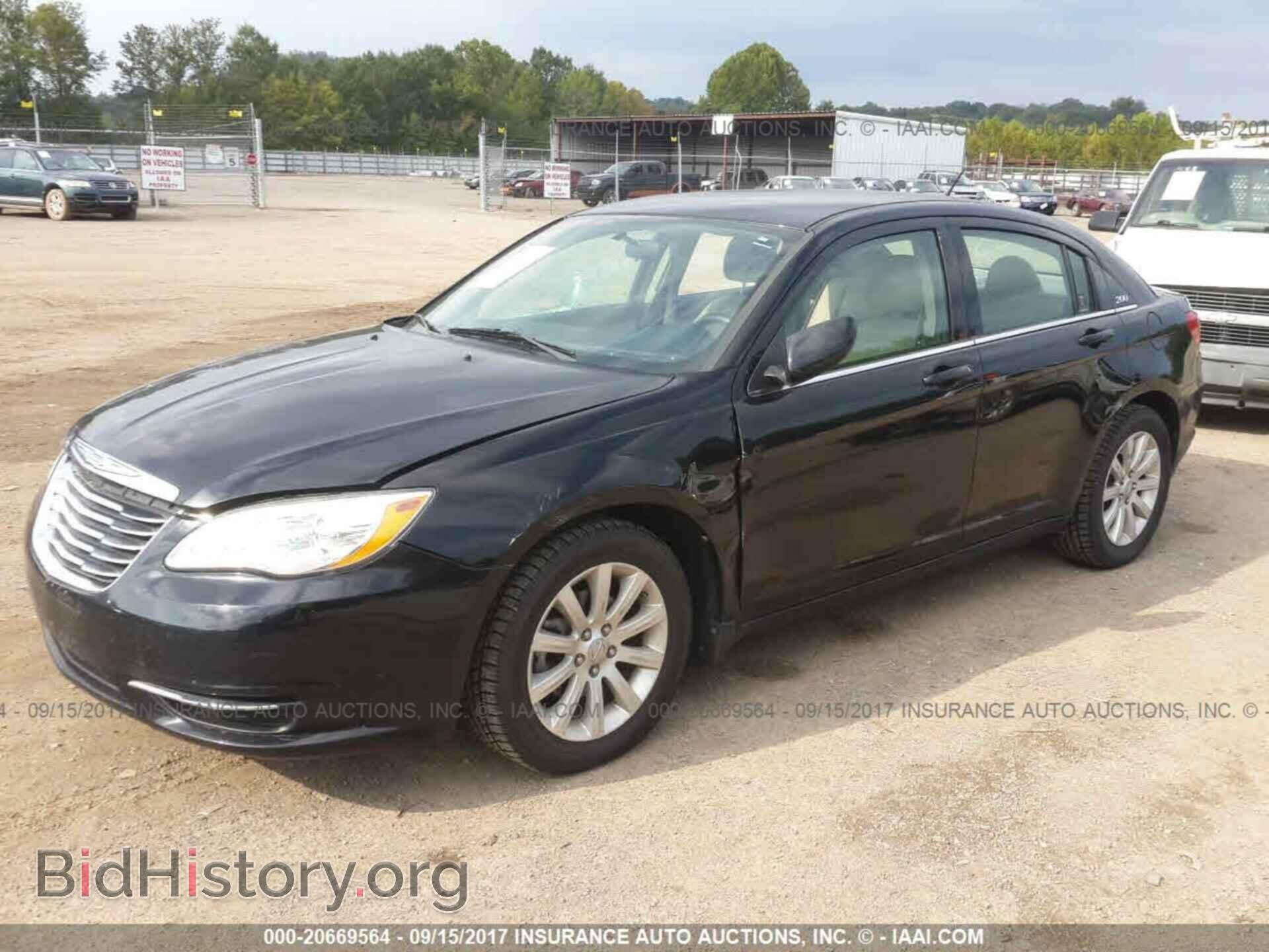 2011 Chrysler 200 - VIN: 1C3BC1FB8BN592370 - Photo 2