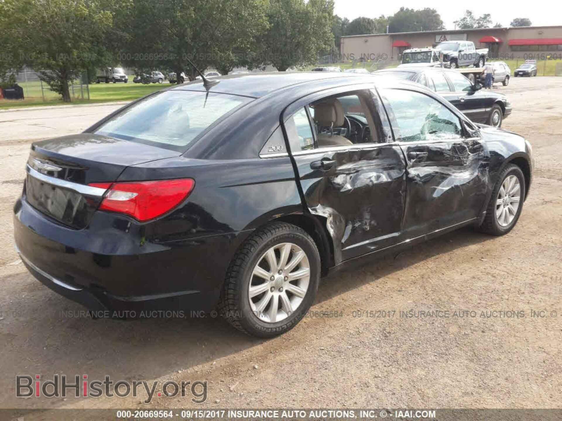 2011 Chrysler 200 - VIN: 1C3BC1FB8BN592370 - Photo 4