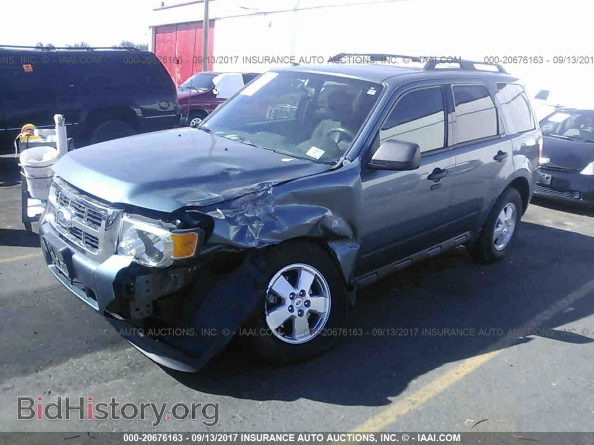2011 Ford Escape - VIN: 1FMCU9DG7BKC38024 - Фото 2
