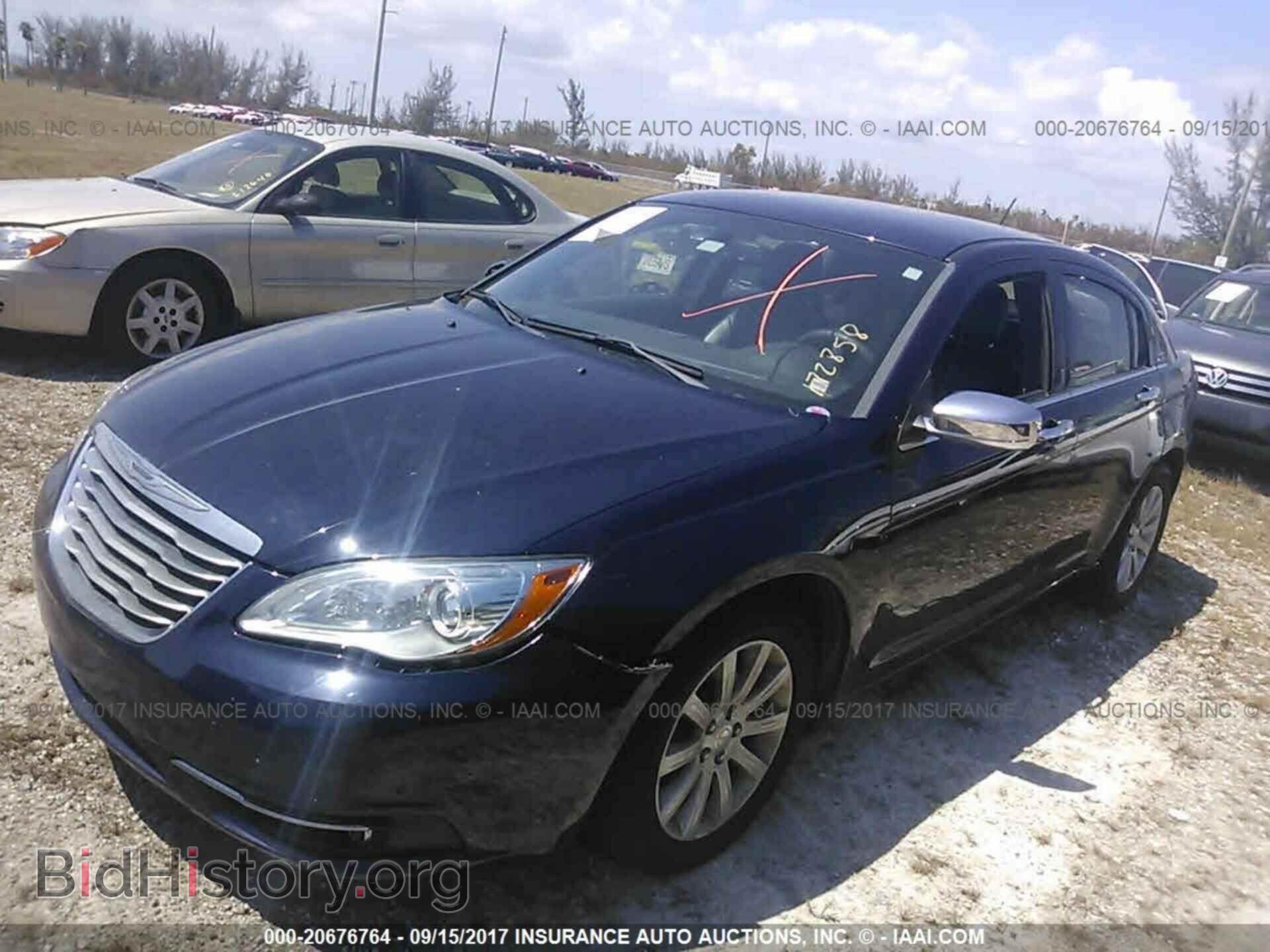 2014 Chrysler 200 - VIN: 1C3CCBCG0EN172858 - Фото 2