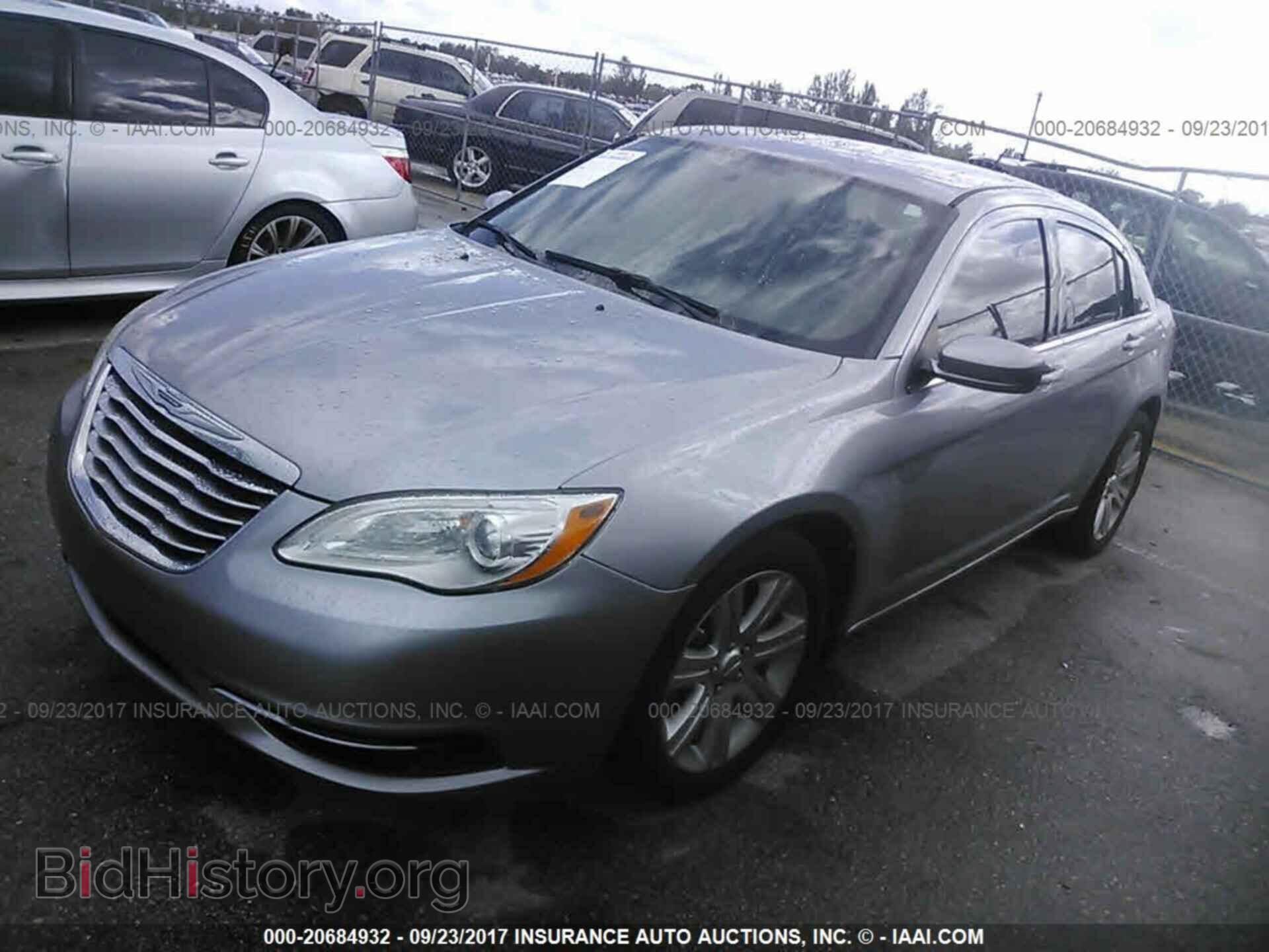 2013 Chrysler 200 - VIN: 1C3CCBAB6DN762388 - Photo 2