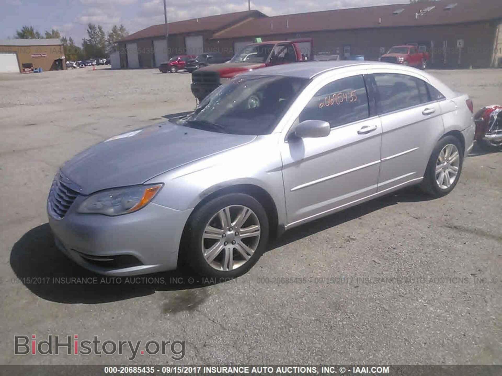 2012 Chrysler 200 - VIN: 1C3CCBAB2CN317788 - Фото 2