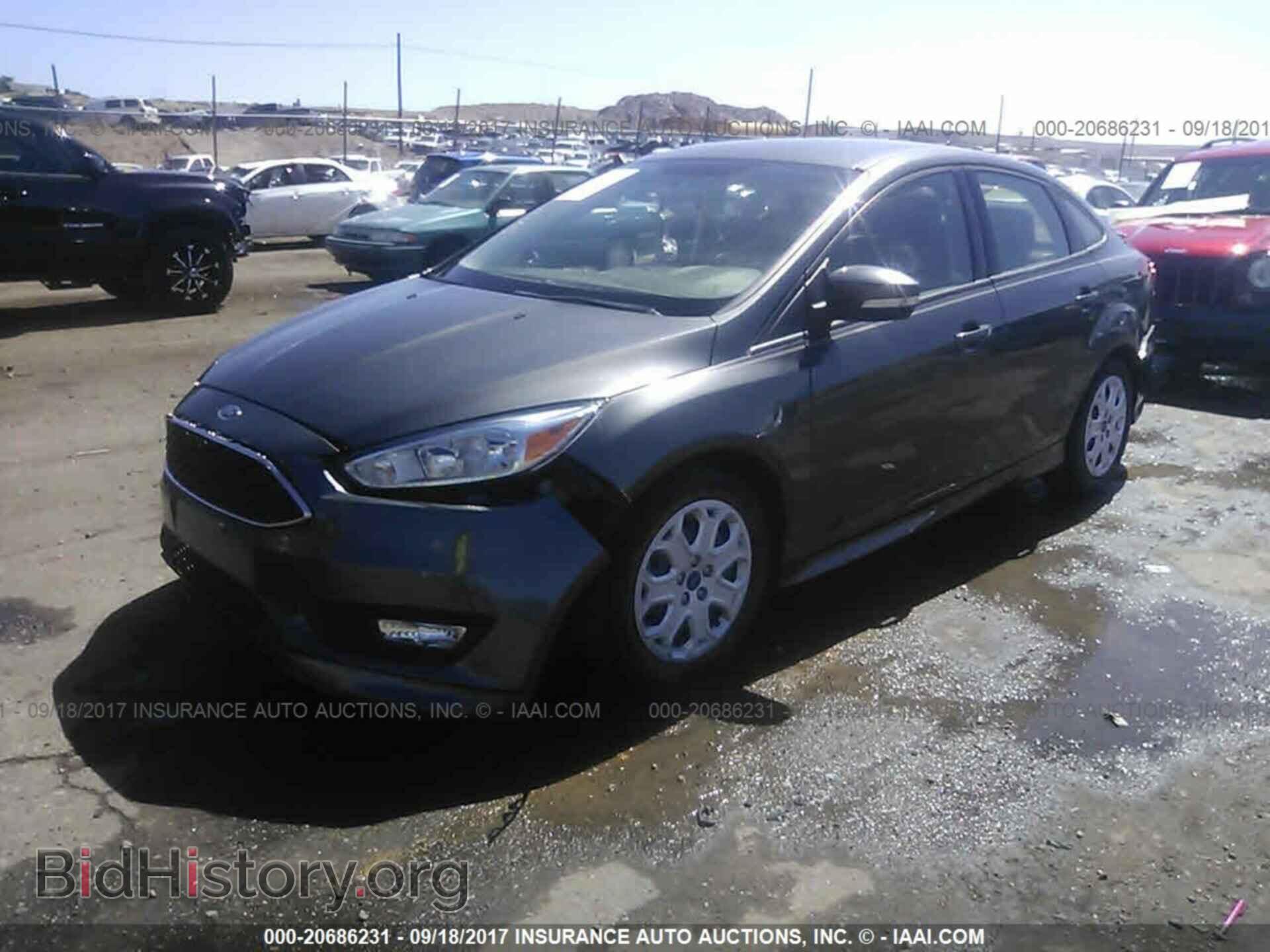 2015 Ford Focus - VIN: 1FADP3F28FL261560 - Photo 2