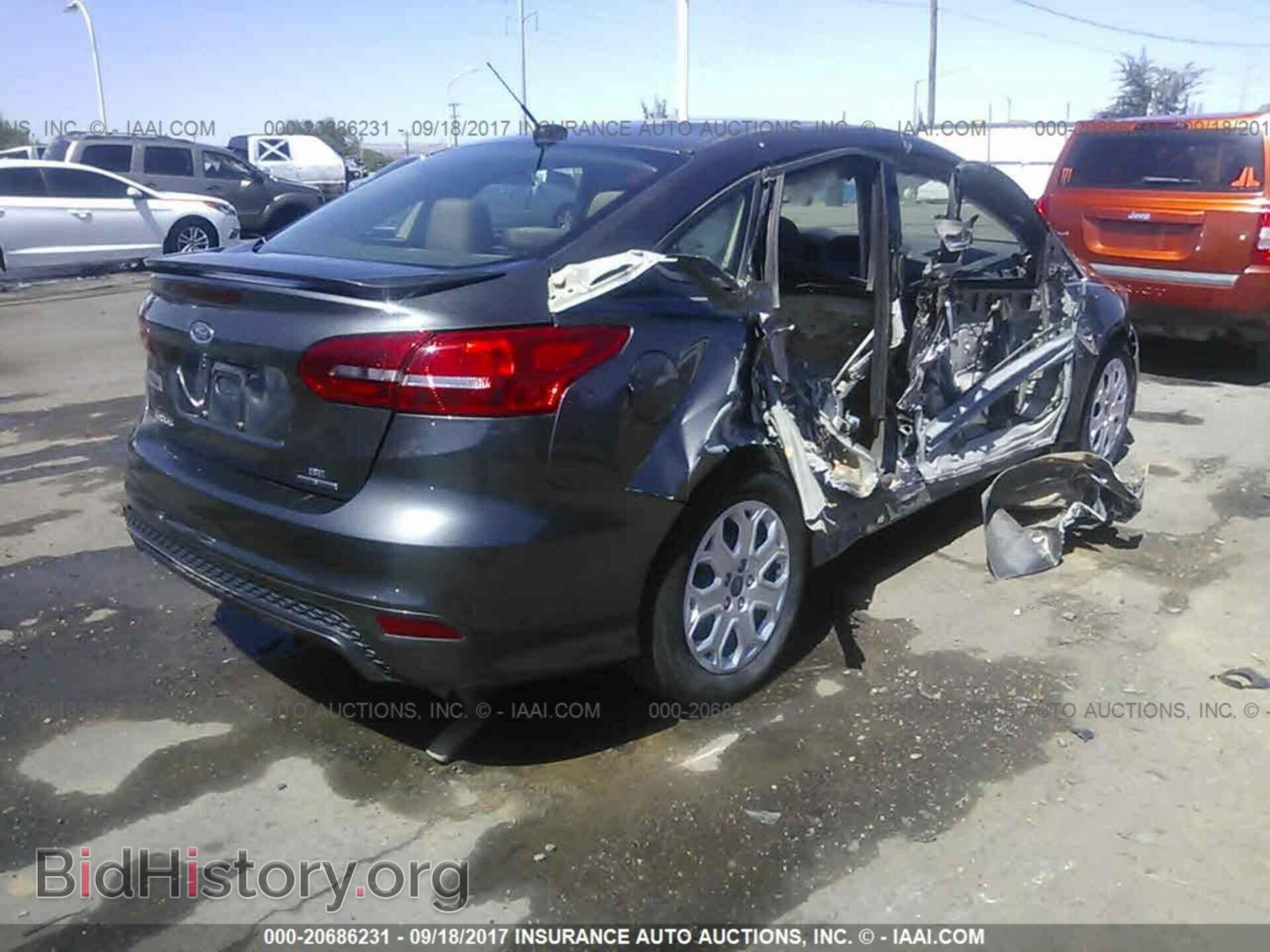 2015 Ford Focus - VIN: 1FADP3F28FL261560 - Photo 4