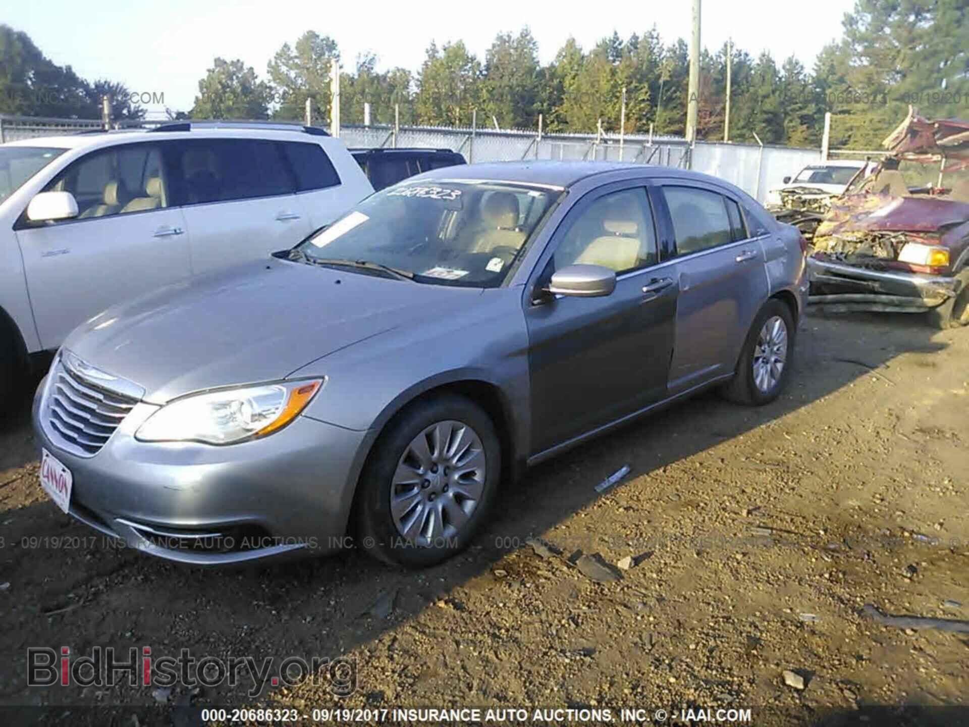 2013 Chrysler 200 - VIN: 1C3CCBAB7DN641000 - Фото 2