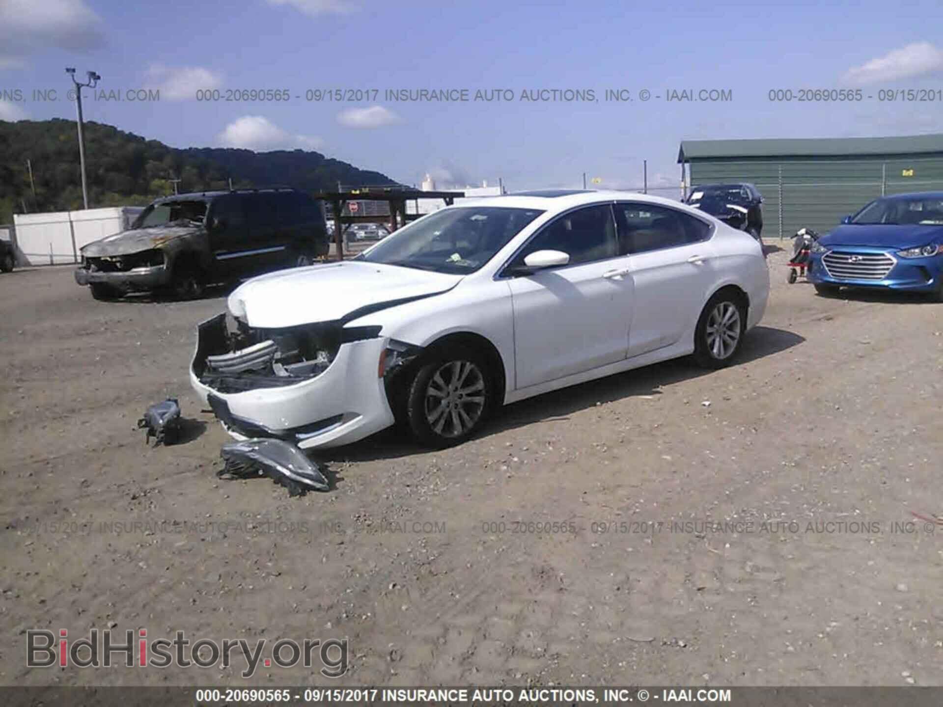 2015 Chrysler 200 - VIN: 1C3CCCABXFN707502 - Photo 2