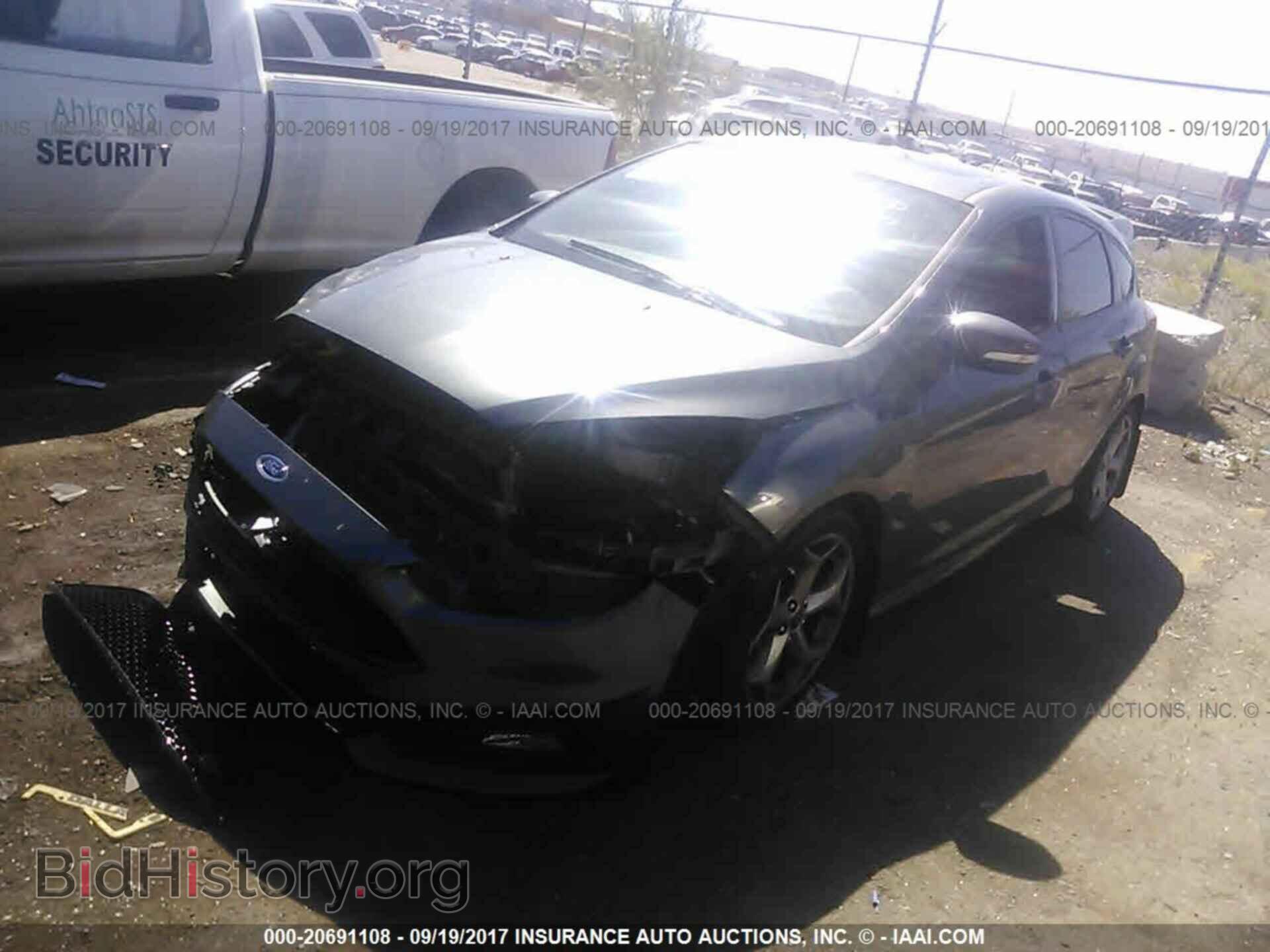 2017 Ford Focus - VIN: 1FADP3L92HL277189 - Photo 2