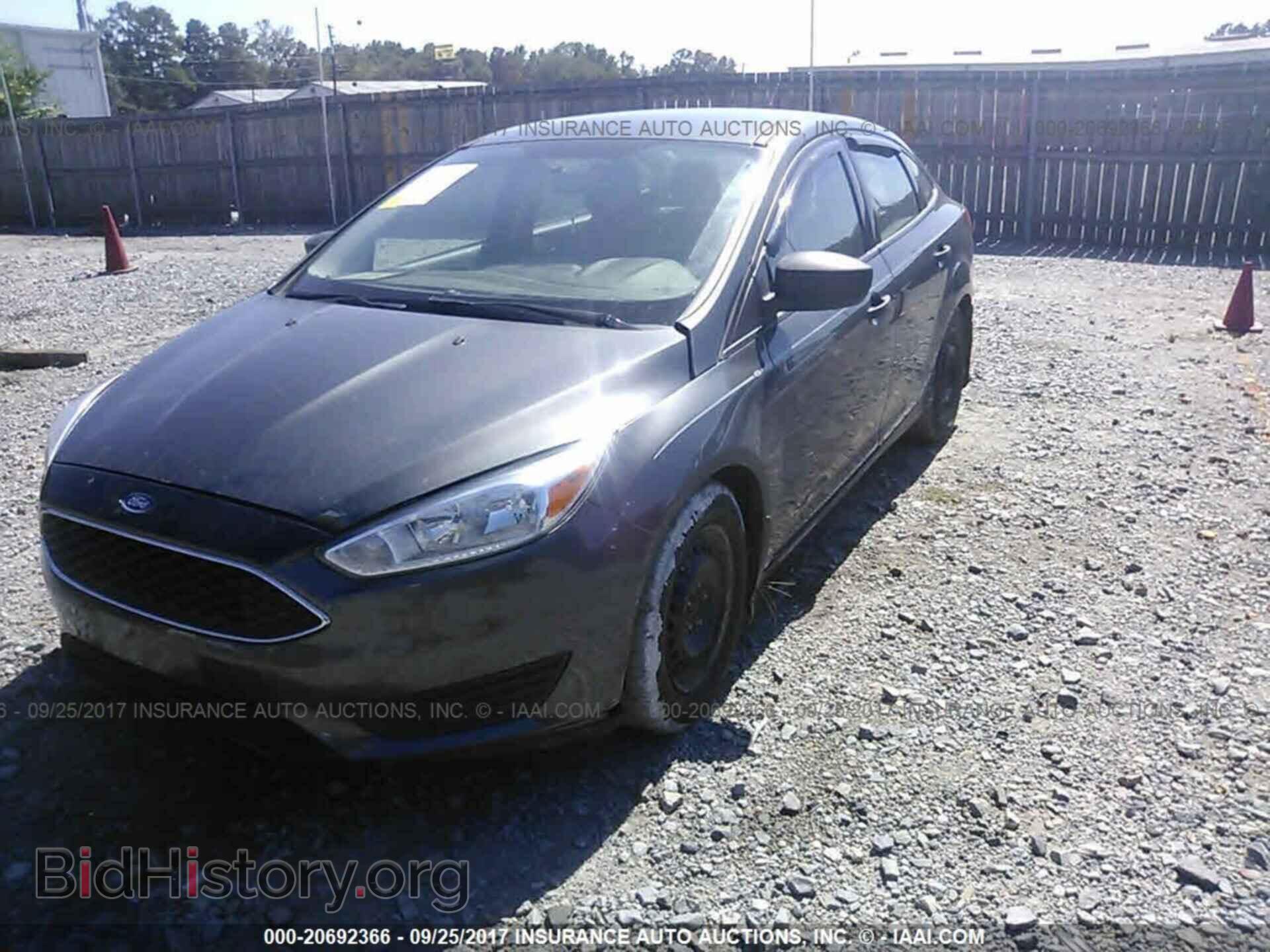 2016 Ford Focus - VIN: 1FADP3E27GL279762 - Photo 2