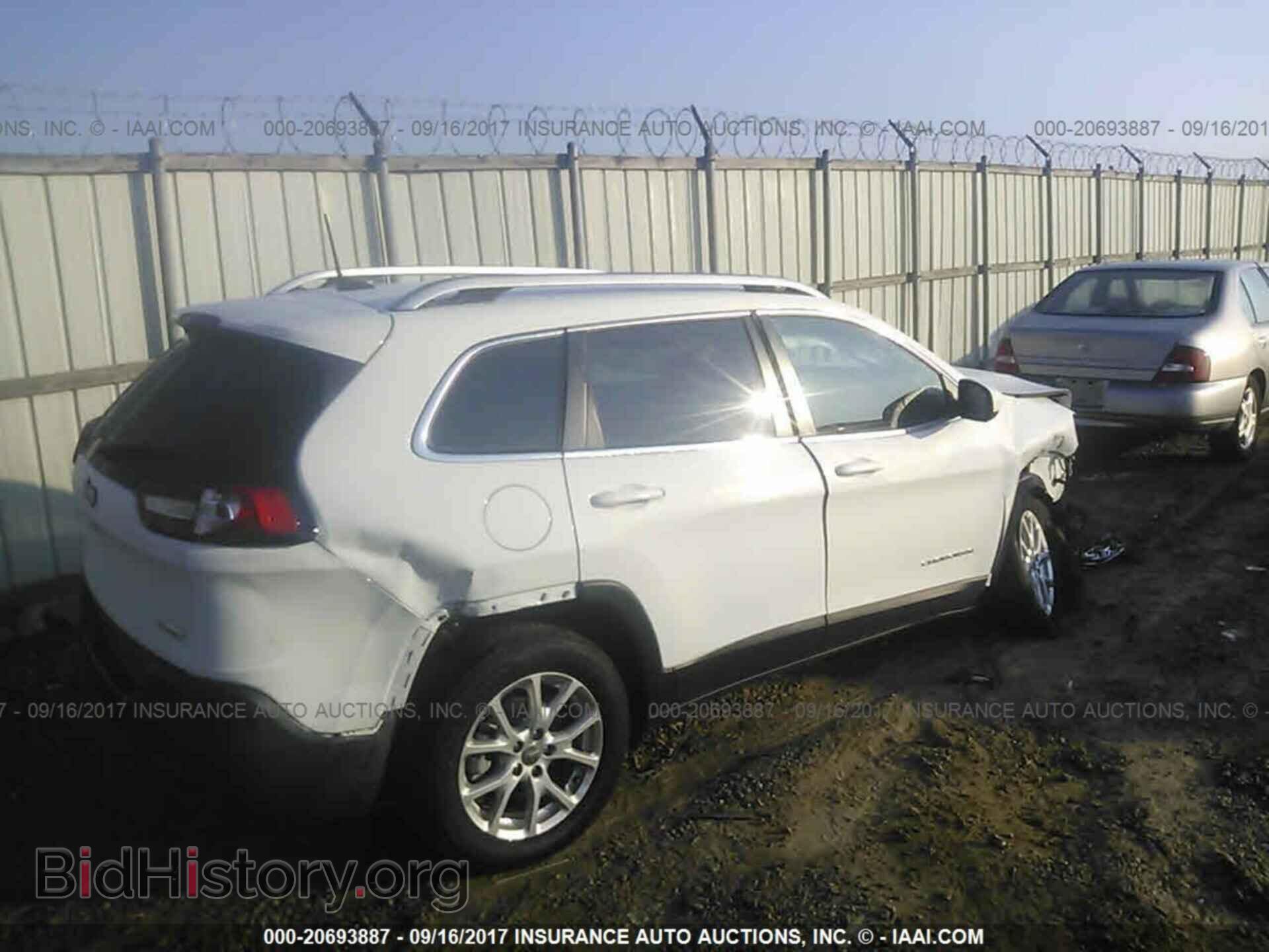 2017 Jeep Cherokee - VIN: 1C4PJLCB4HW660559 - Photo 4