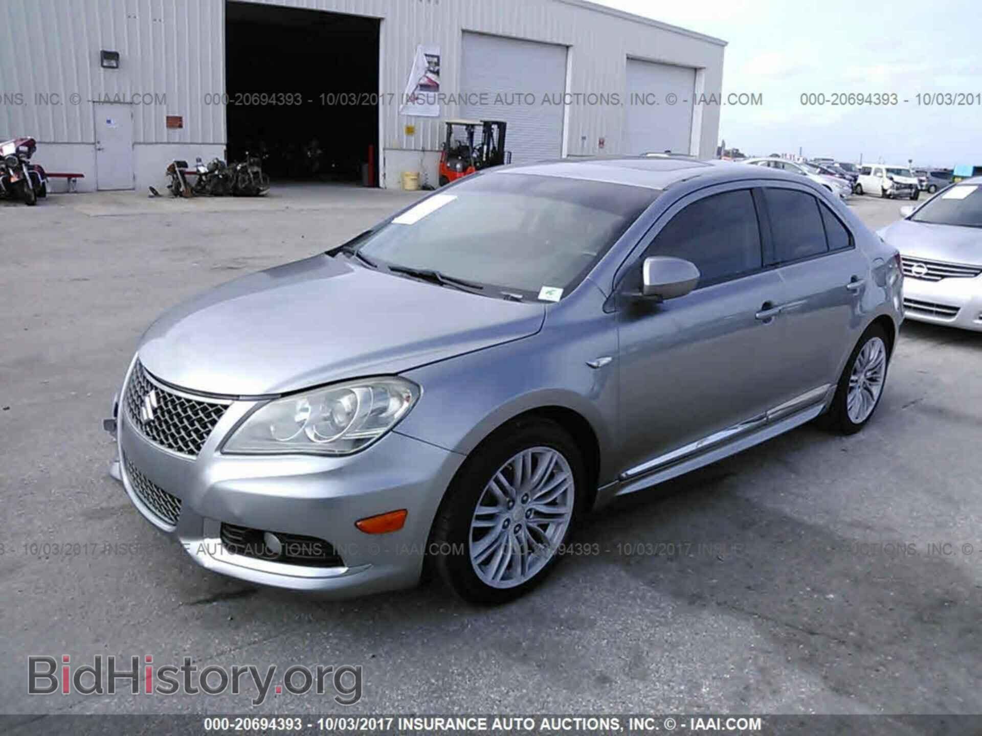 2011 Suzuki Kizashi - VIN: JS2RE9A84B6110640 - Photo 2