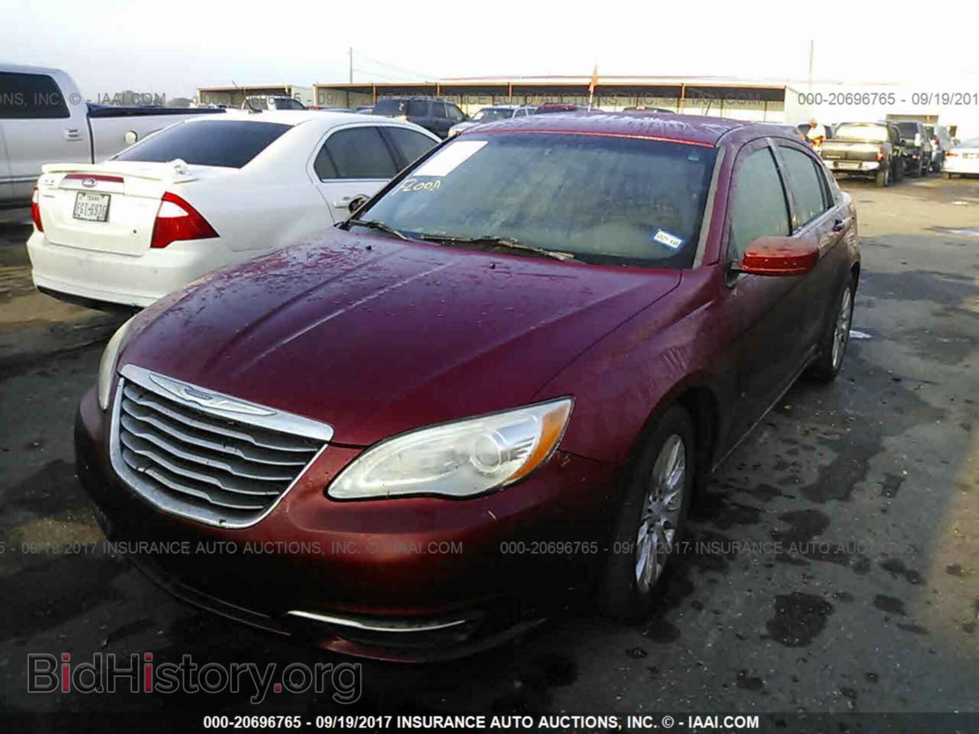 2014 Chrysler 200 - VIN: 1C3CCBAB2EN175932 - Фото 2