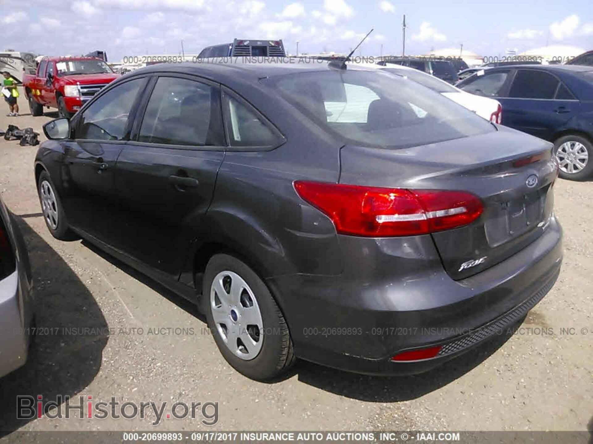2016 Ford Focus - VIN: 1FADP3E2XGL406875 - Photo 3