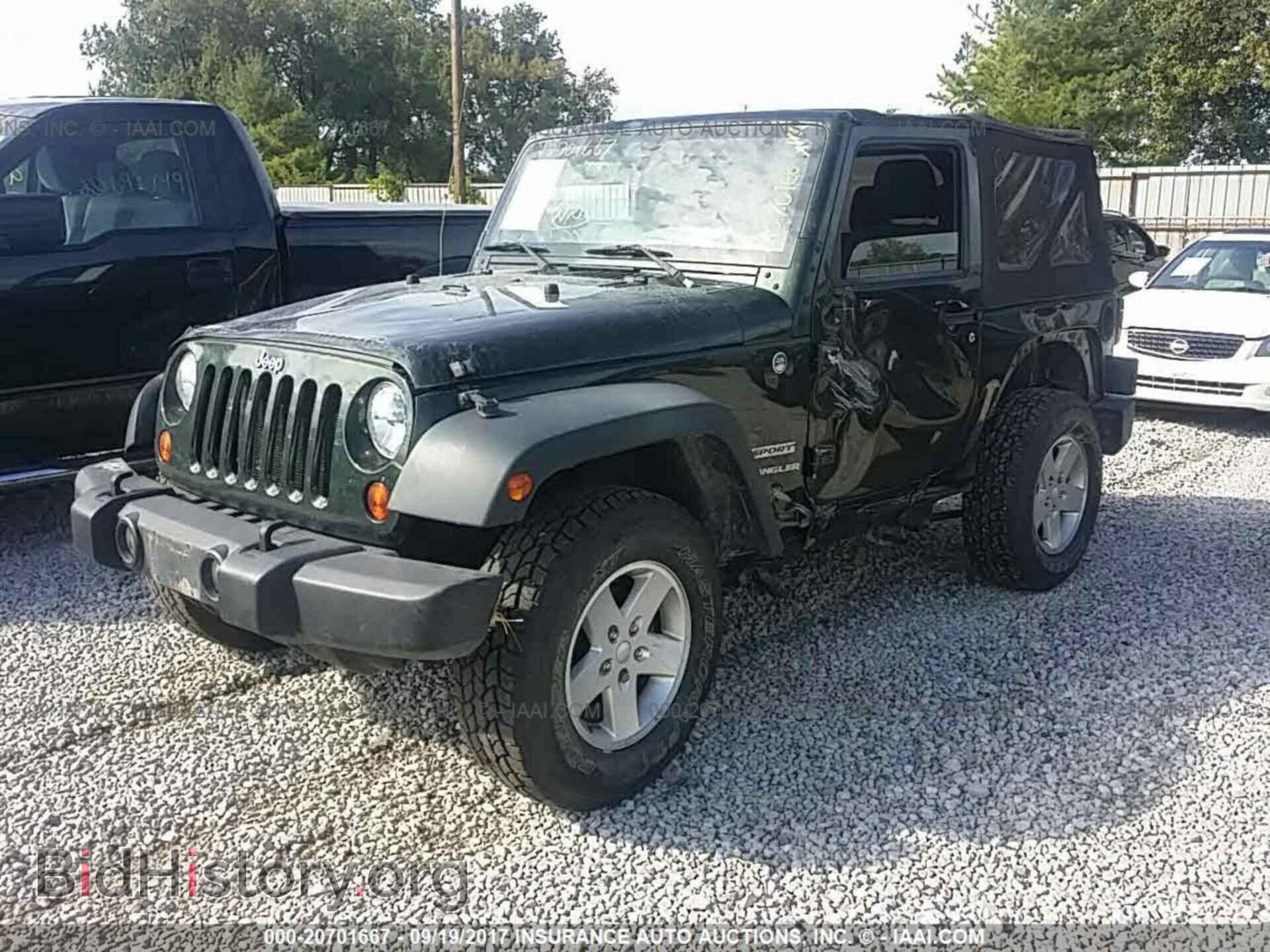 2011 Jeep Wrangler - VIN: 1J4AA2D19BL621118 - Фото 2