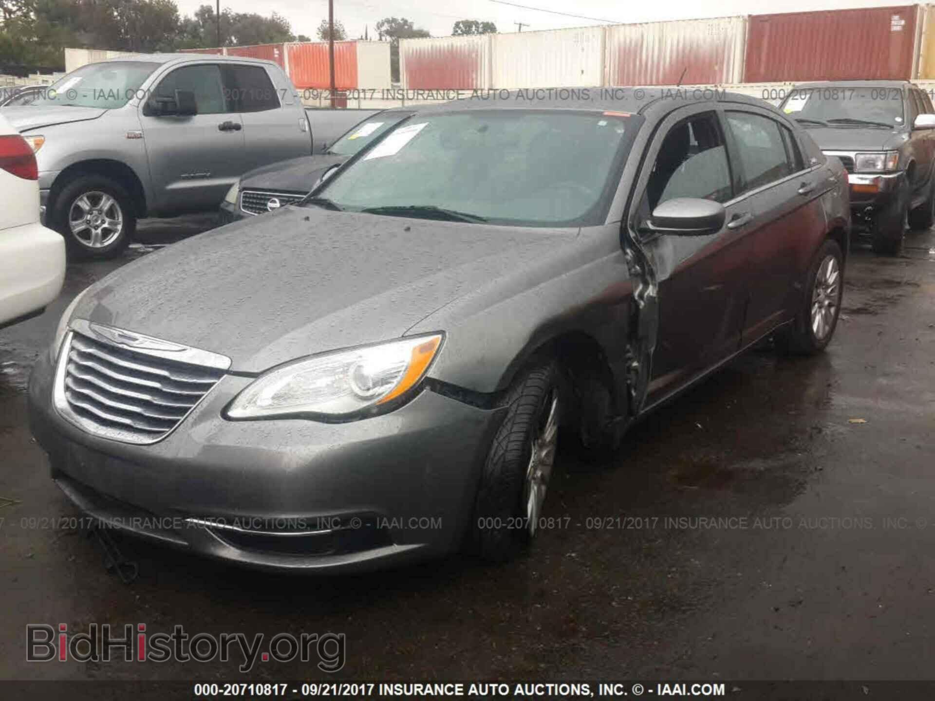 2013 Chrysler 200 - VIN: 1C3CCBABXDN606340 - Фото 2