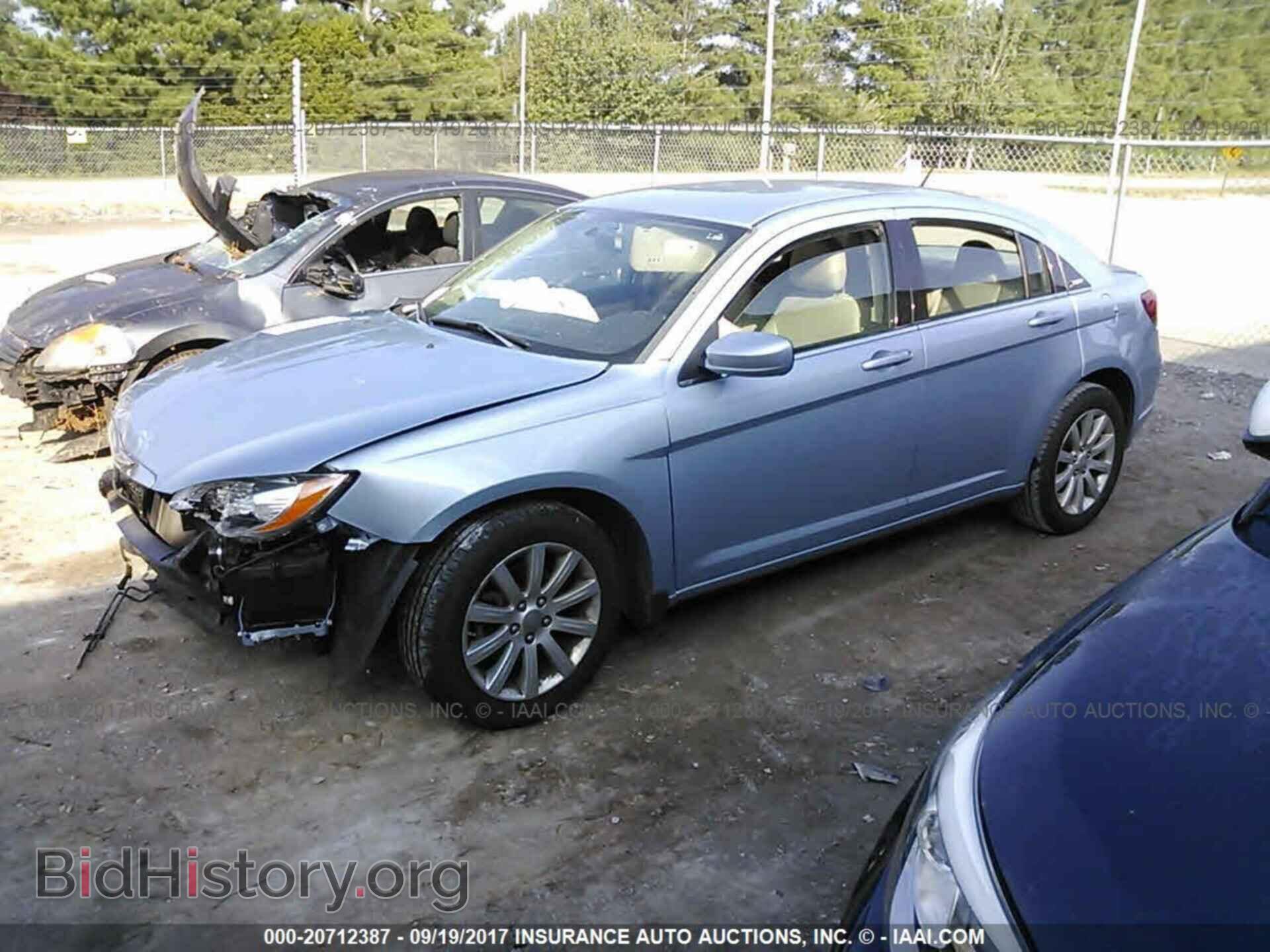 2013 Chrysler 200 - VIN: 1C3CCBBB8DN617447 - Фото 2