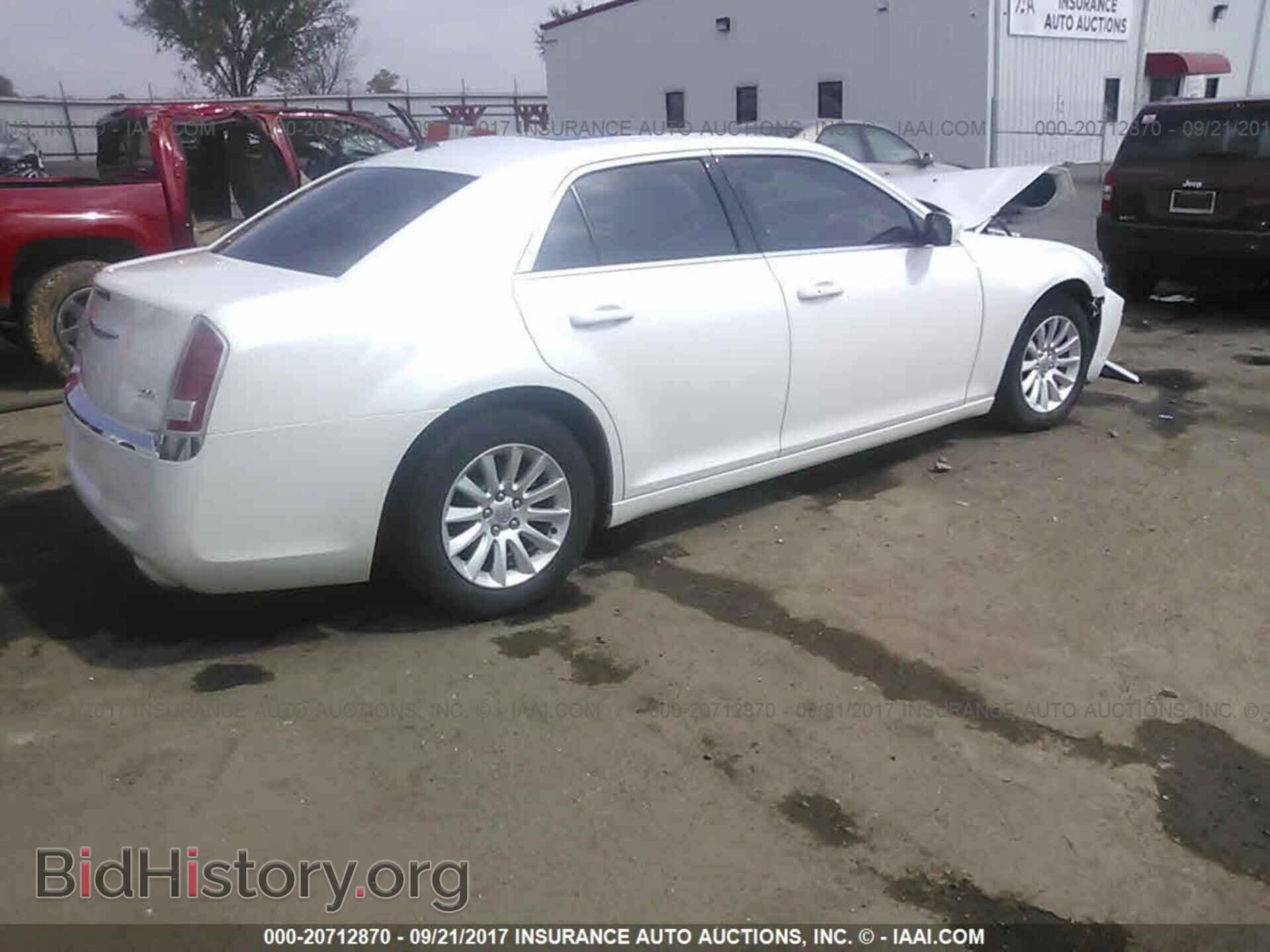 2014 Chrysler 300 - VIN: 2C3CCAAG1EH238114 - Фото 4