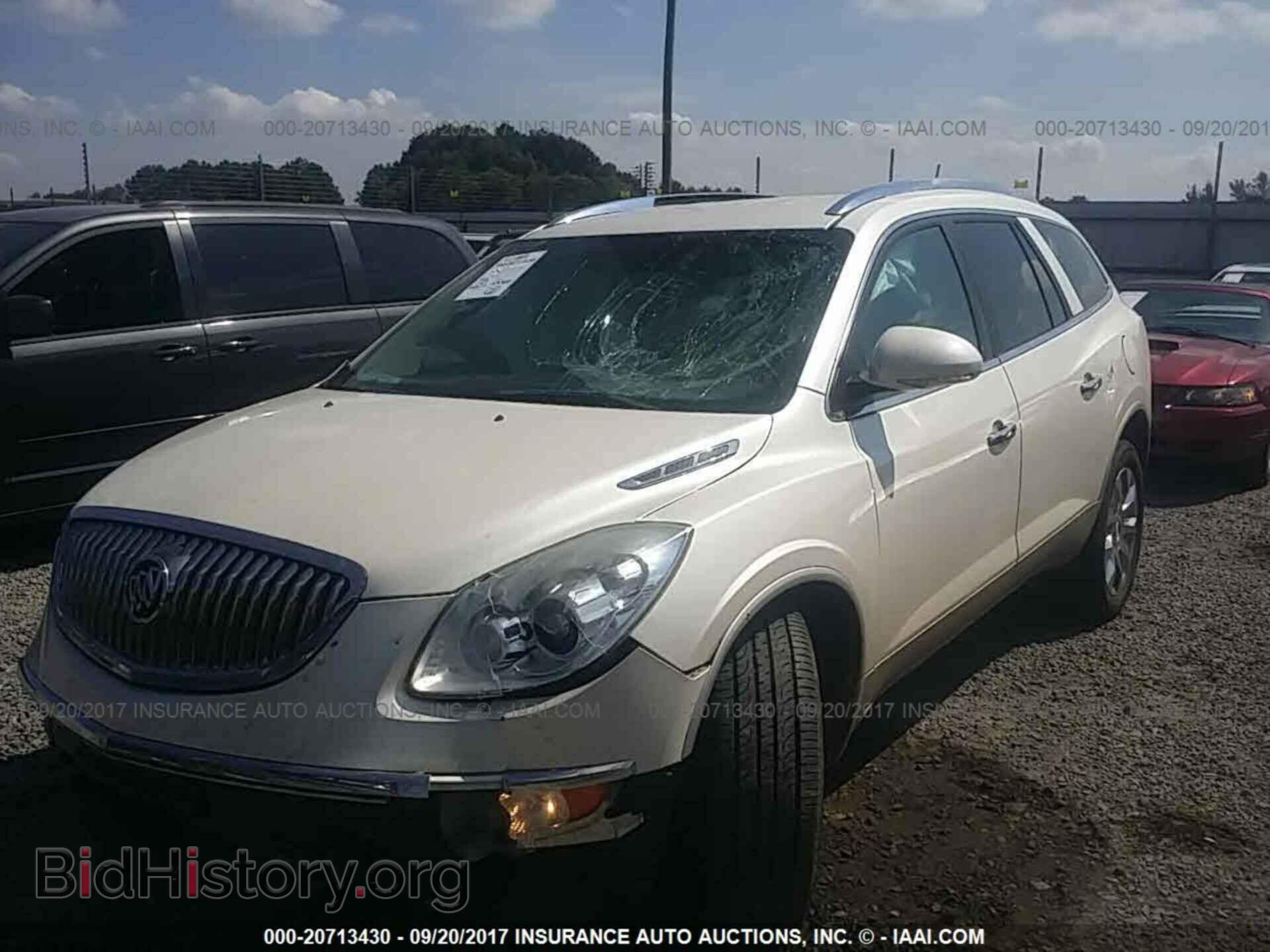 2011 Buick Enclave - VIN: 5GAKRCED3BJ253775 - Фото 2