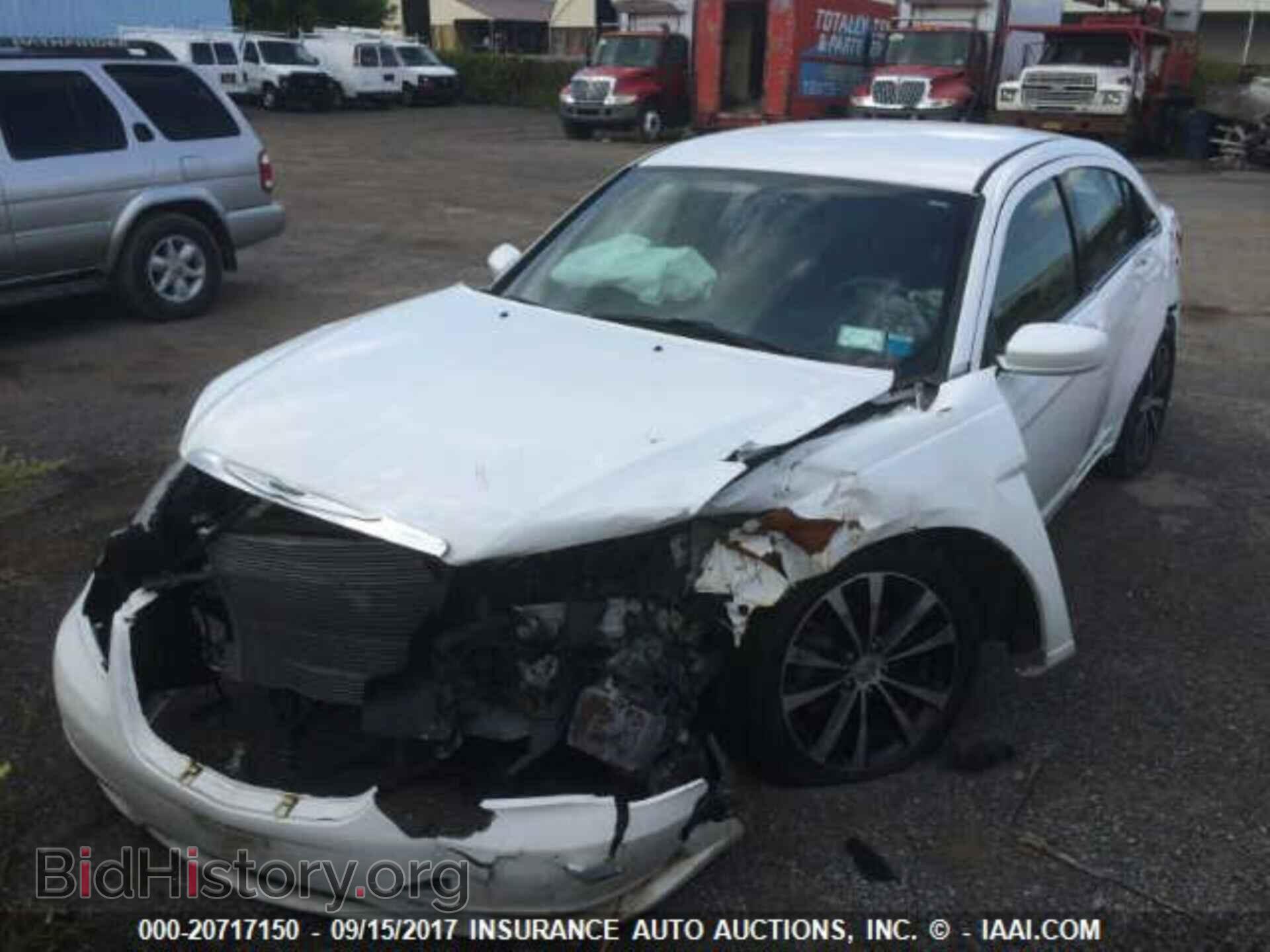2014 Chrysler 200 - VIN: 1C3CCBBG4EN153571 - Photo 2