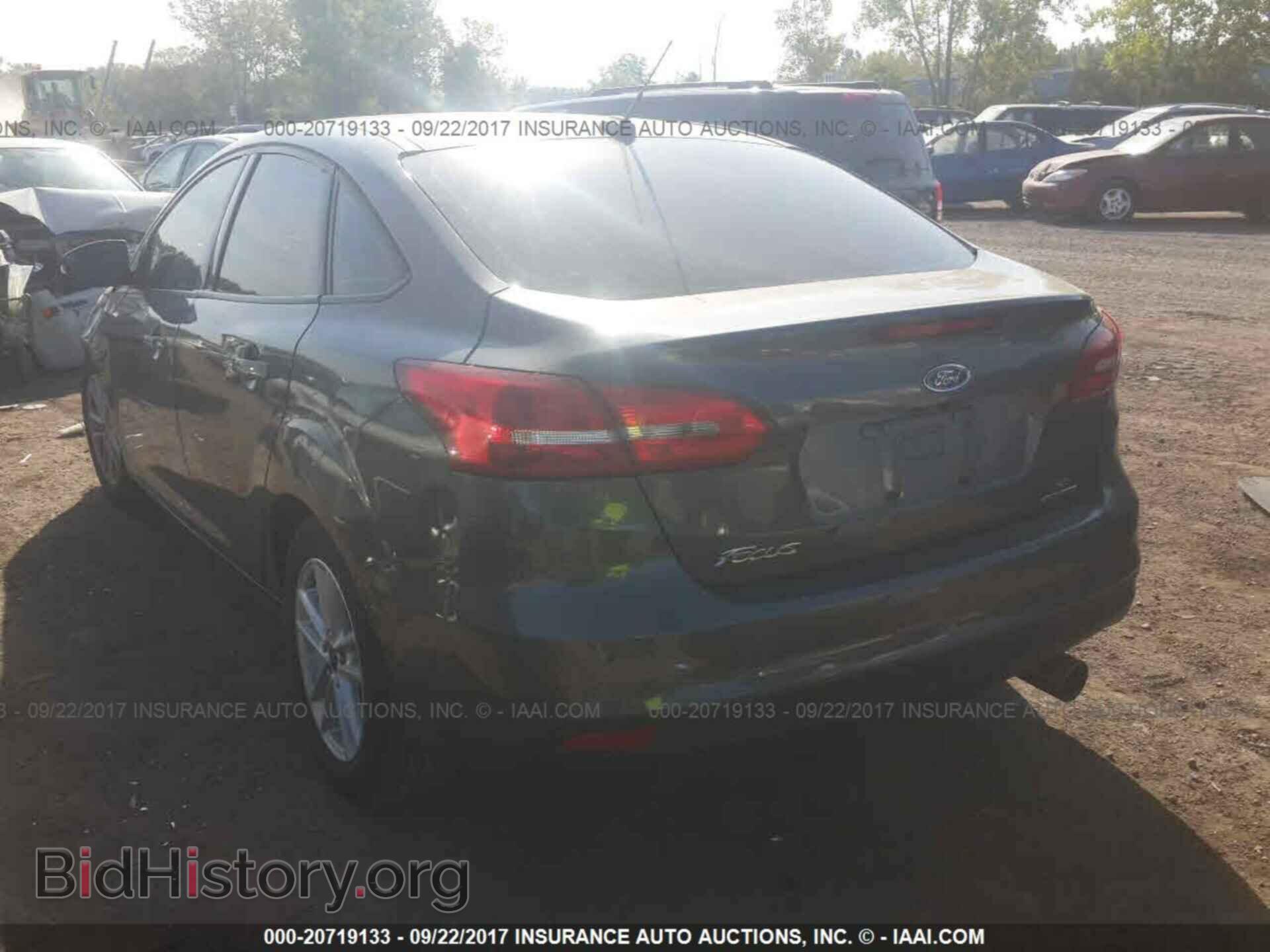 2016 Ford Focus - VIN: 1FADP3F24GL237757 - Photo 3