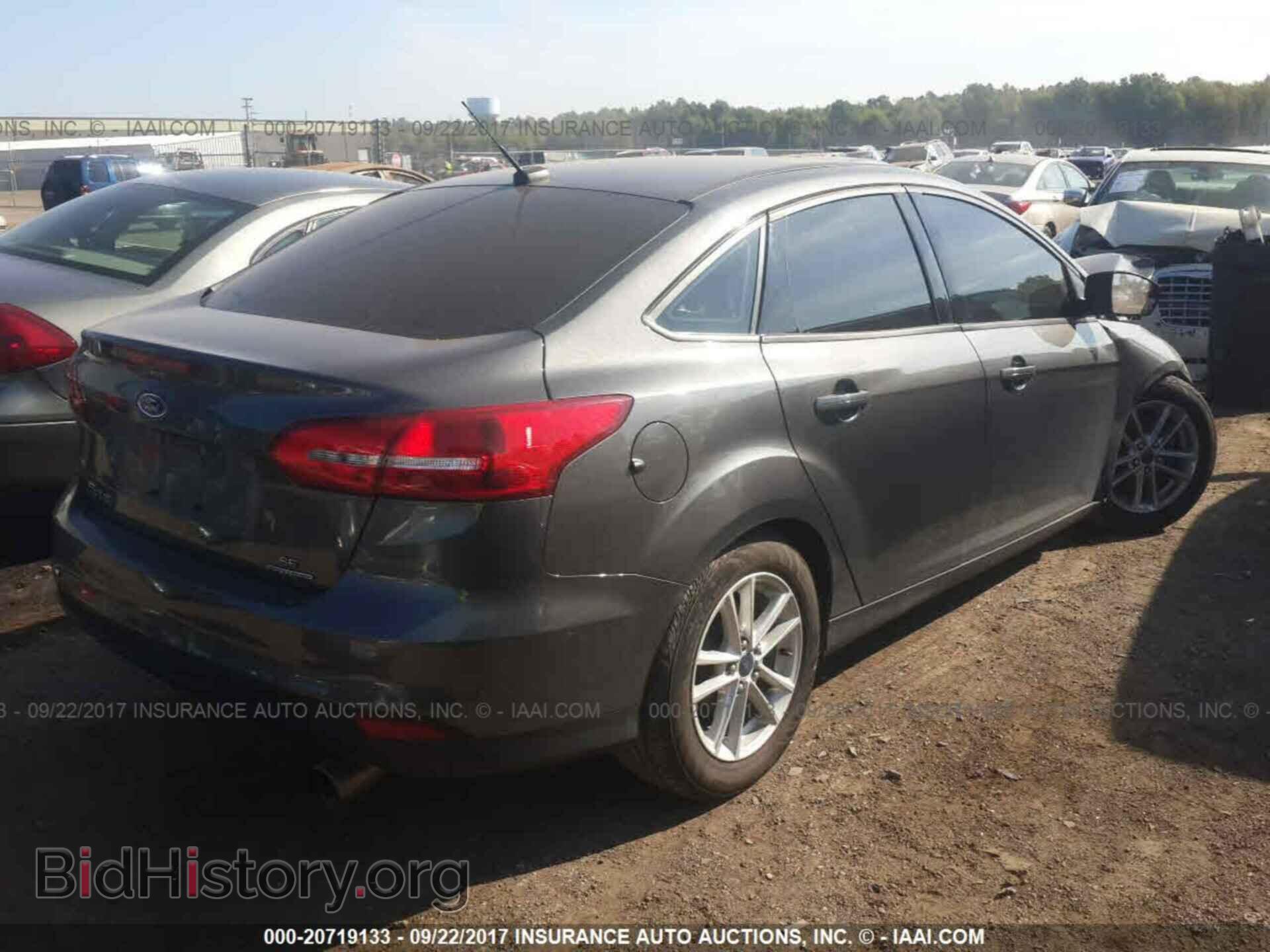 2016 Ford Focus - VIN: 1FADP3F24GL237757 - Photo 4
