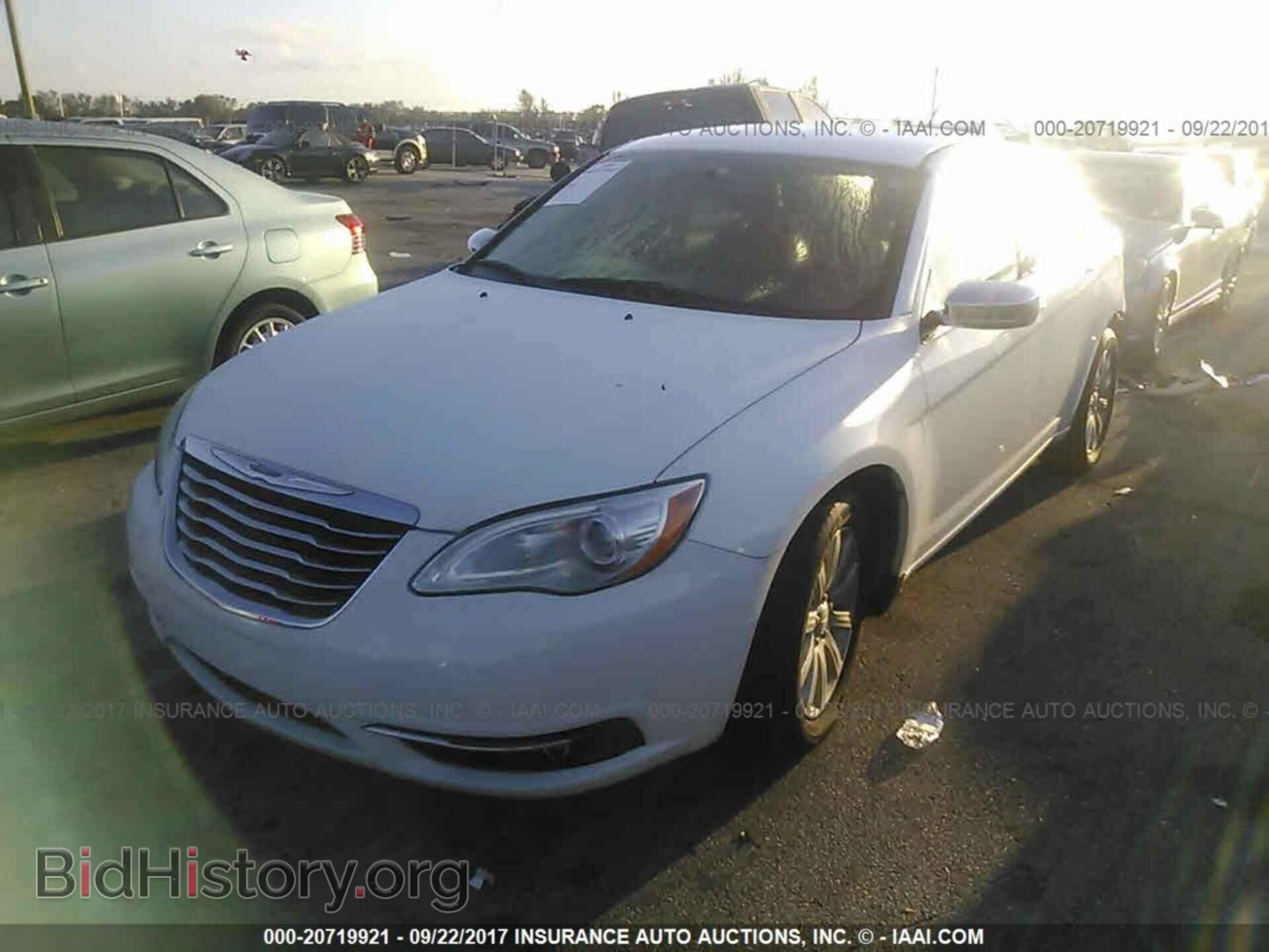 2014 Chrysler 200 - VIN: 1C3CCBCG2EN157648 - Photo 2