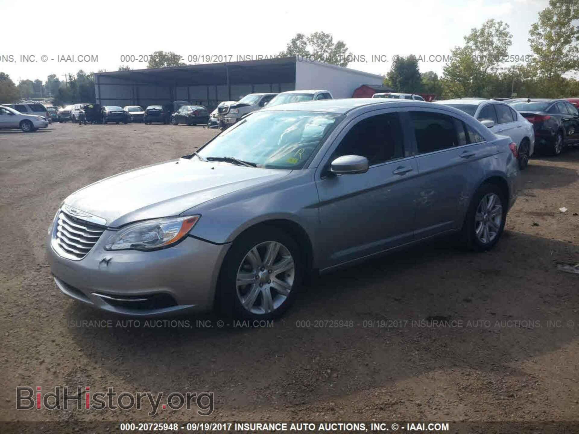 2013 Chrysler 200 - VIN: 1C3CCBAB0DN733209 - Фото 2
