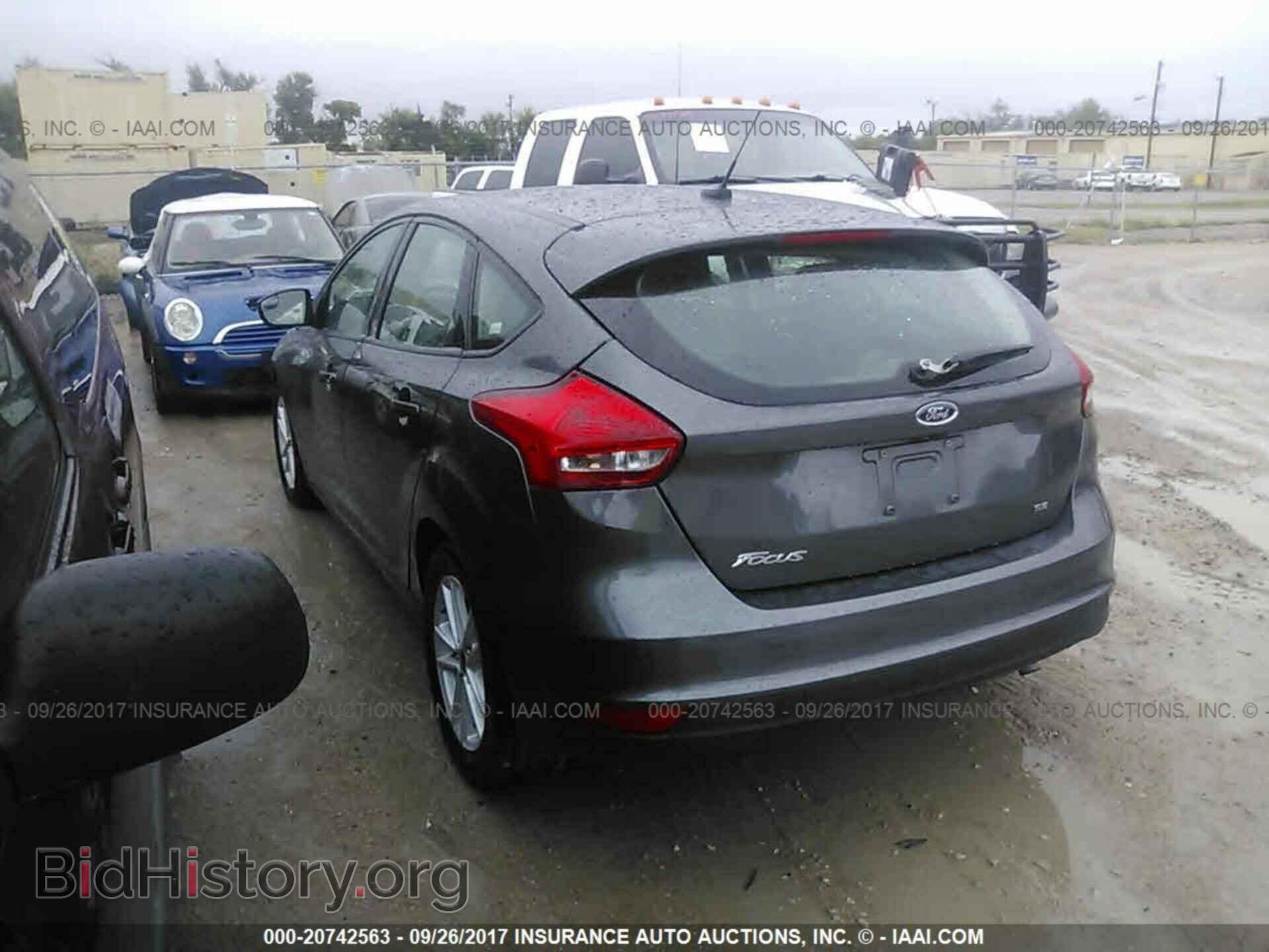 2017 Ford Focus - VIN: 1FADP3K26HL223849 - Photo 3