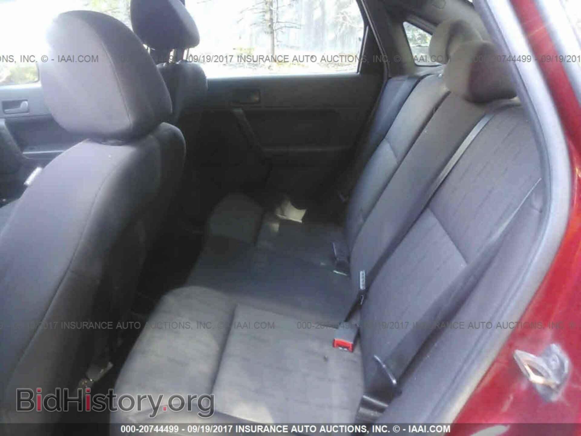 2011 Ford Focus - VIN: 1FAHP3FN2BW121833 - Photo 8