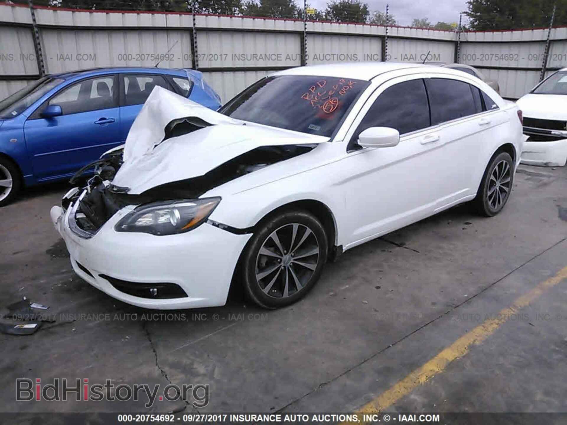 2013 Chrysler 200 - VIN: 1C3CCBBG7DN744847 - Фото 2