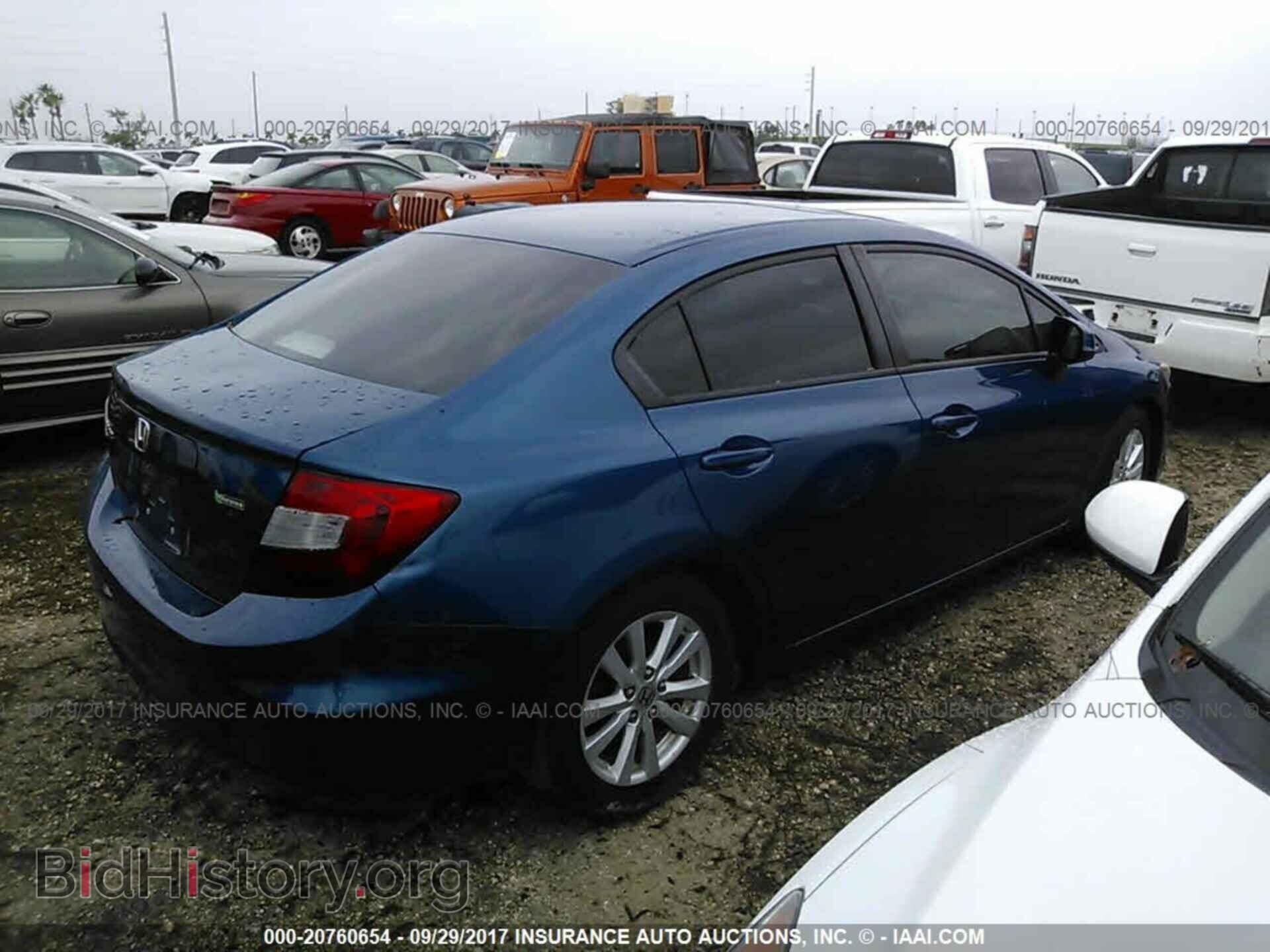 2012 Honda Civic - VIN: 2HGFB2F83CH537797 - Photo 4
