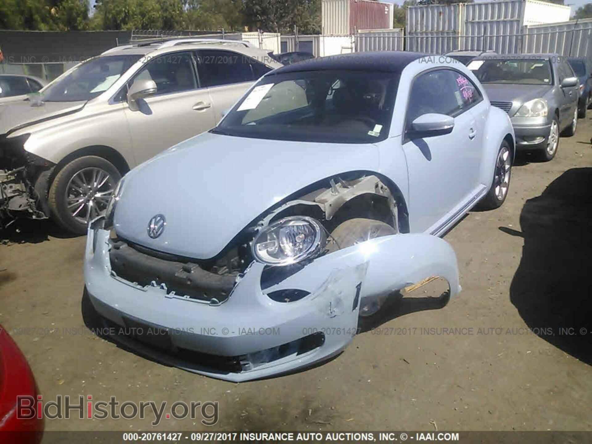 2012 Volkswagen Beetle - VIN: 3VWJP7ATXCM636151 - Фото 2