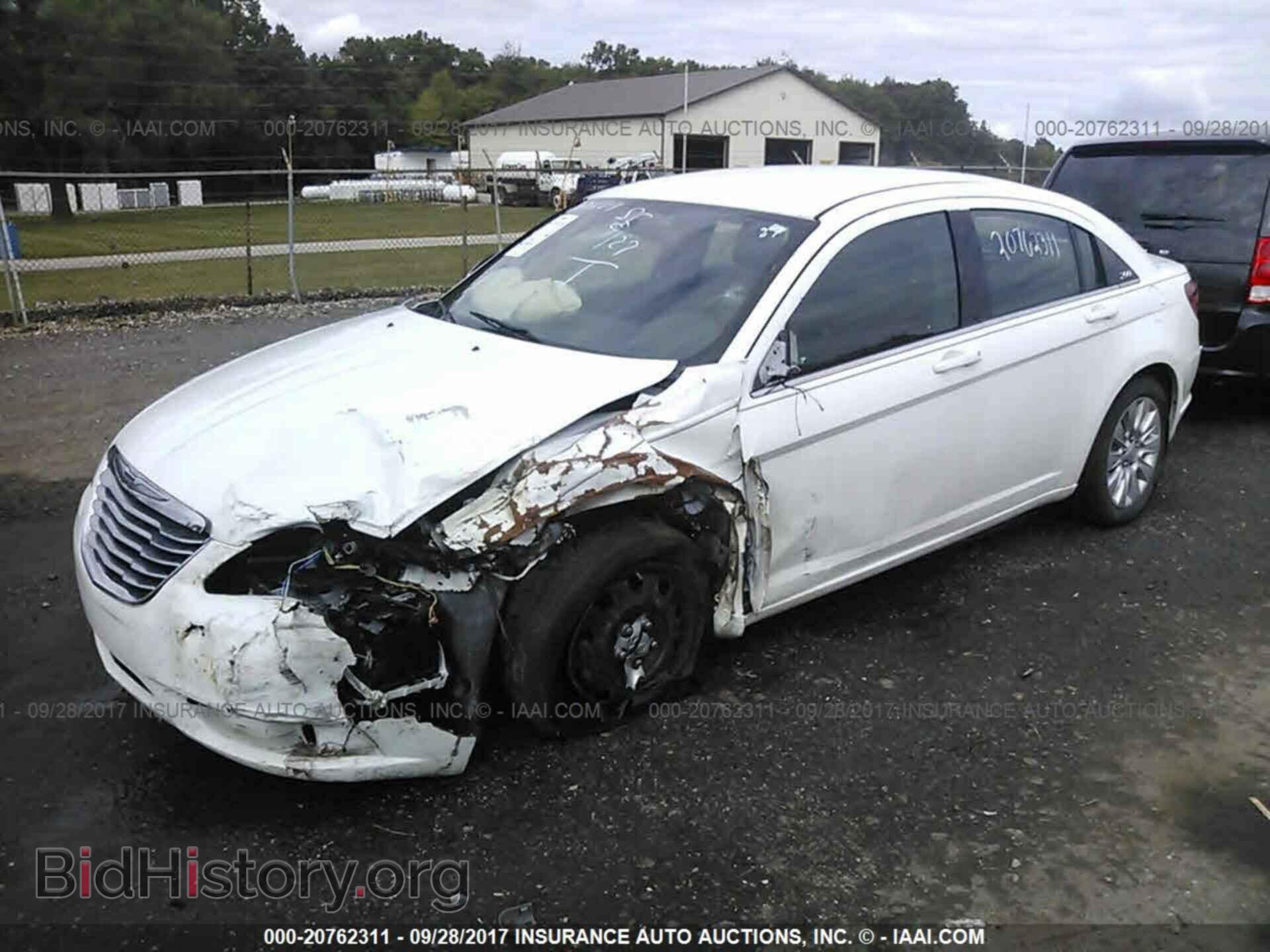2013 Chrysler 200 - VIN: 1C3CCBAB2DN641745 - Photo 2