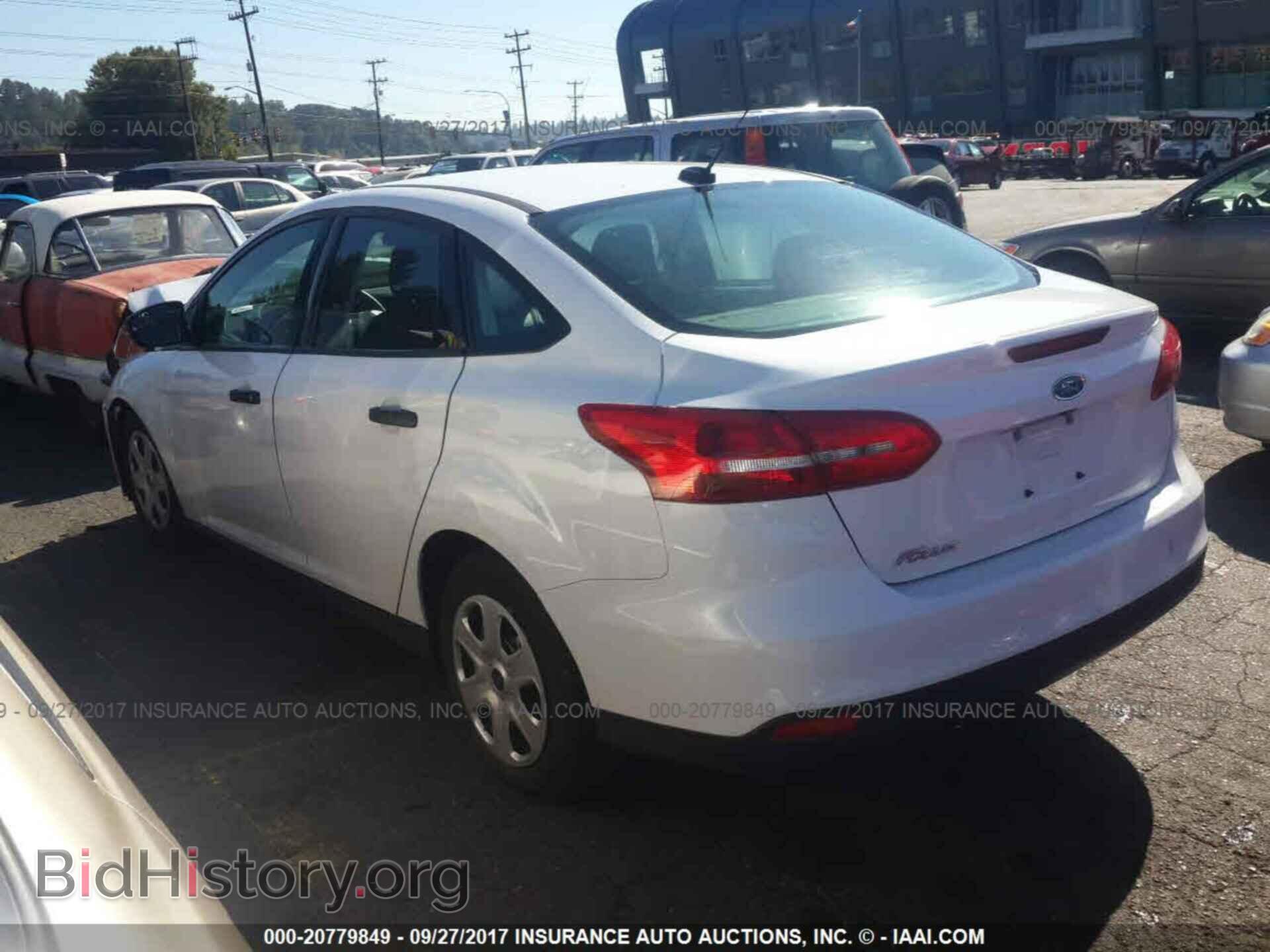 2016 Ford Focus - VIN: 1FADP3E25GL234657 - Photo 3