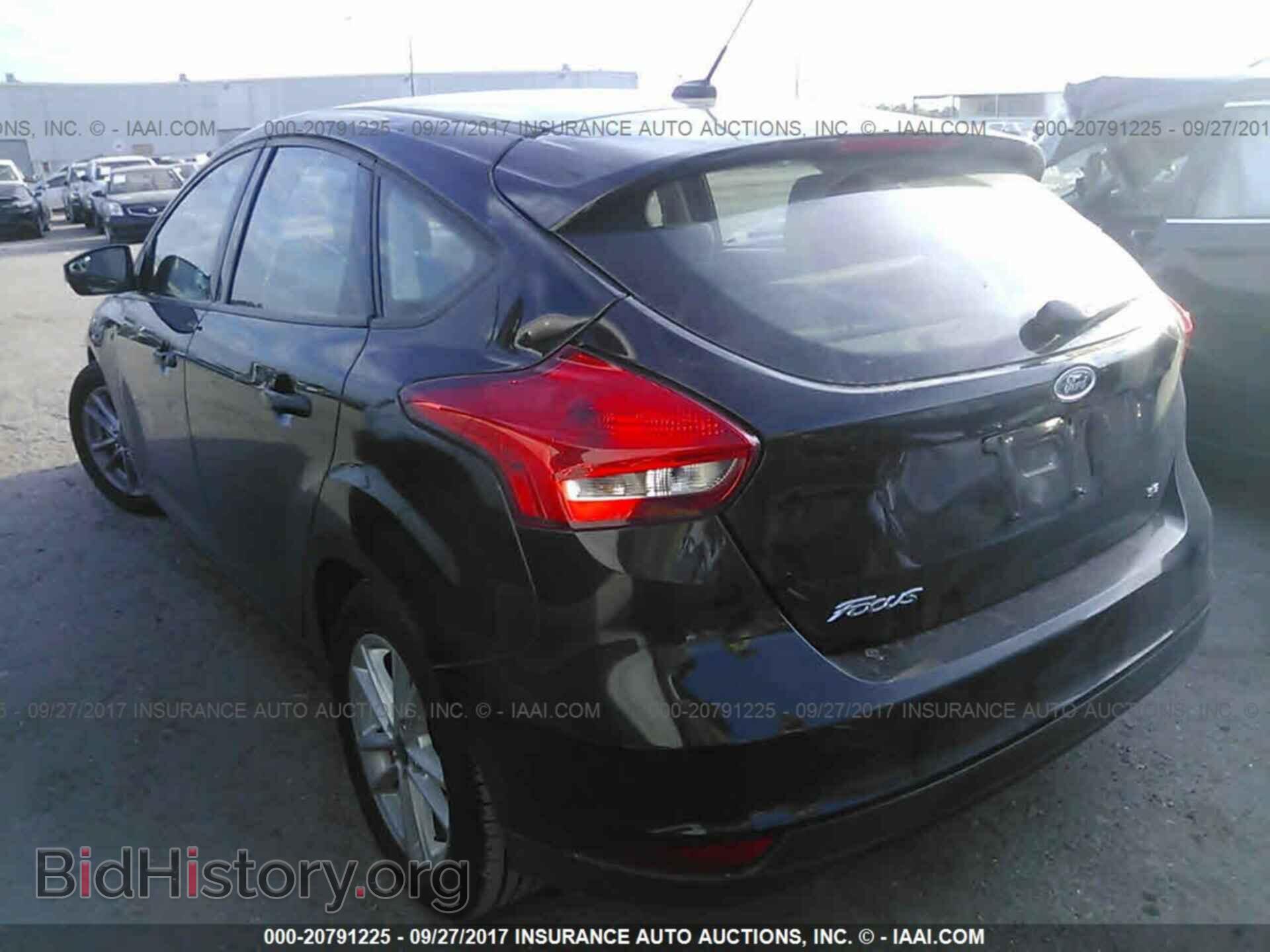 2017 Ford Focus - VIN: 1FADP3K24HL216365 - Photo 3
