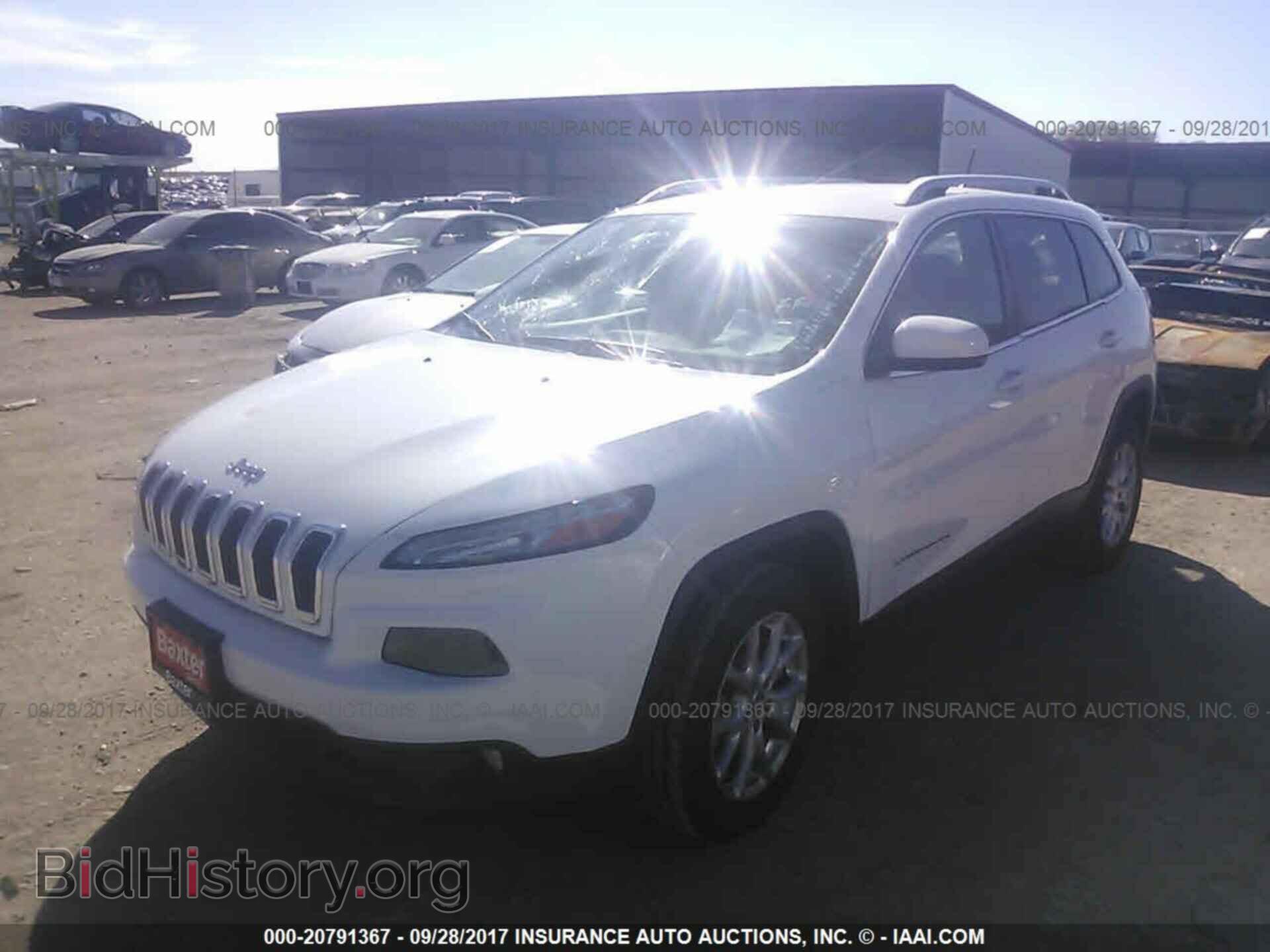2017 Jeep Cherokee - VIN: 1C4PJLCBXHW604321 - Photo 2