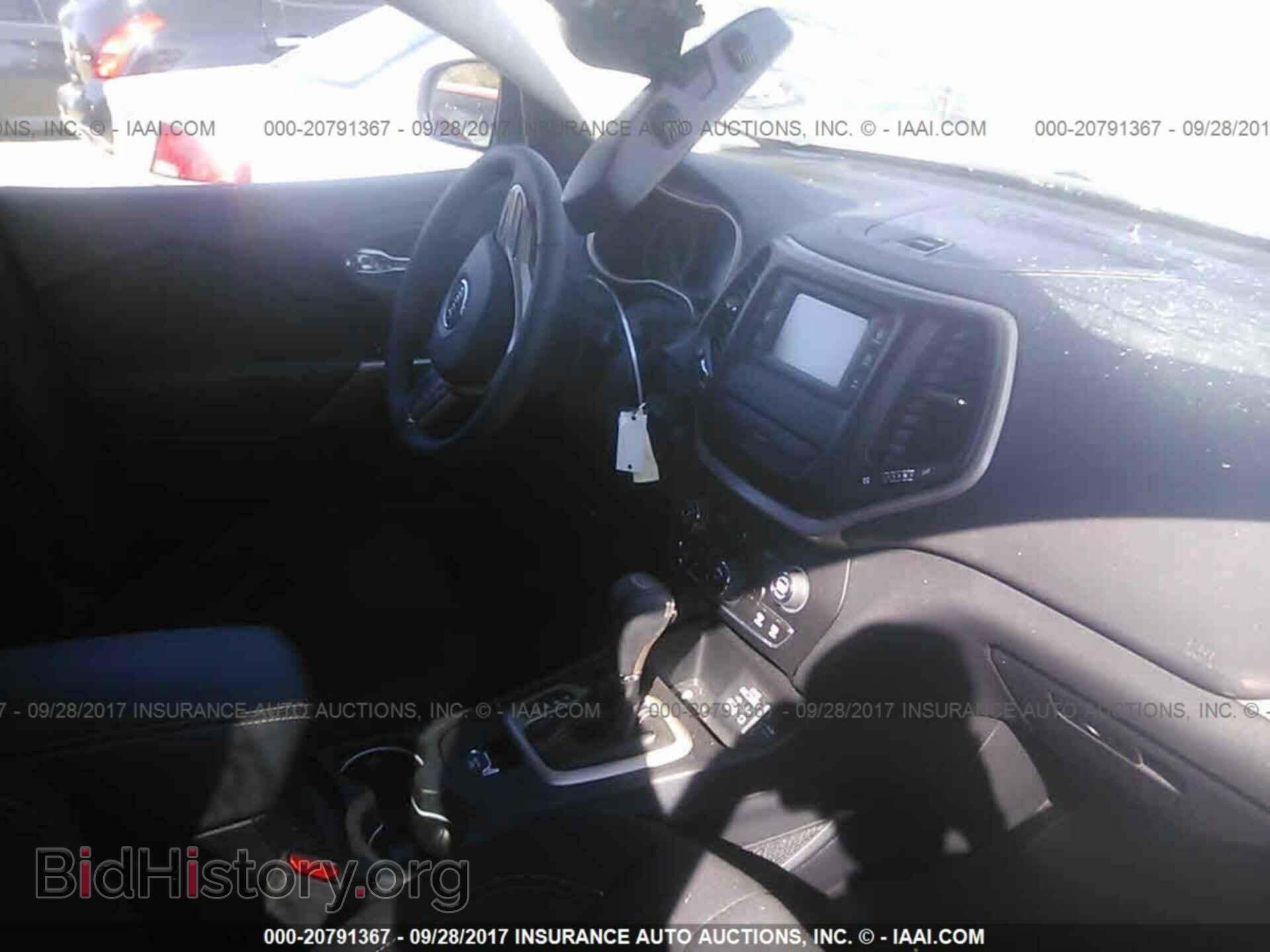 2017 Jeep Cherokee - VIN: 1C4PJLCBXHW604321 - Photo 5
